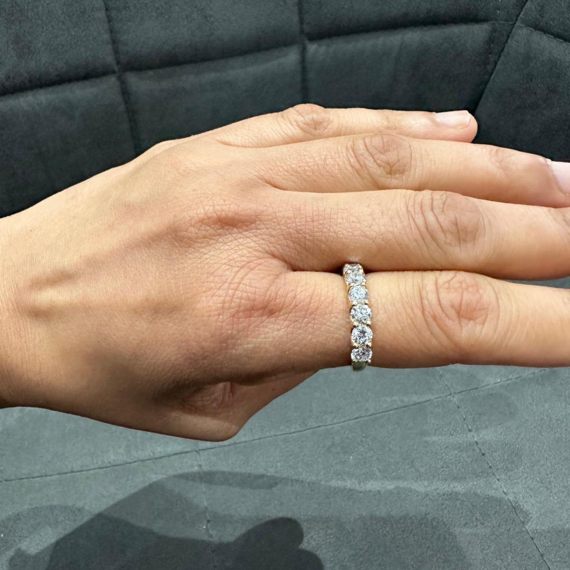 Bague demi-alliance en or blanc 9 carats sertie d'un diamant rond de laboratoire de 2,0 carats et serti griffes en U