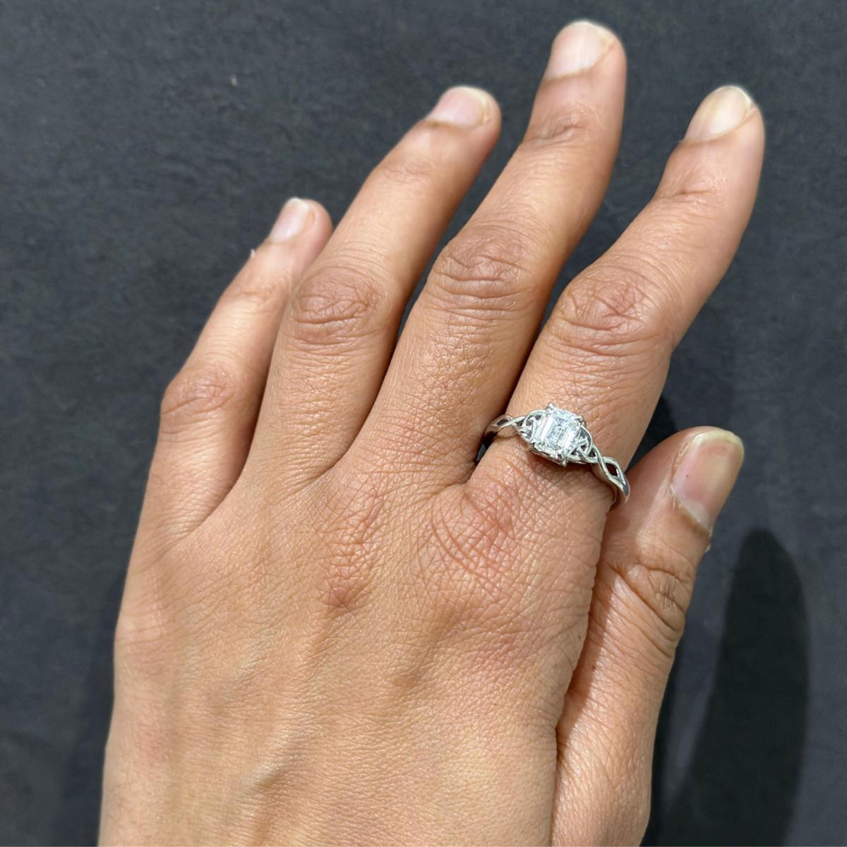 Vintage Verlobungsring mit smaragdgeschliffenem, im Labor gezüchtetem Solitärdiamanten in 9-karätigem Weißgold