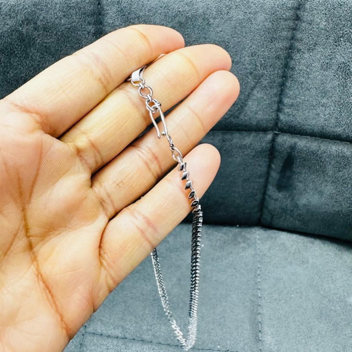 Pendentif solitaire en or blanc 9 carats, serti d'un diamant de laboratoire taille ronde de 0,40 carat.