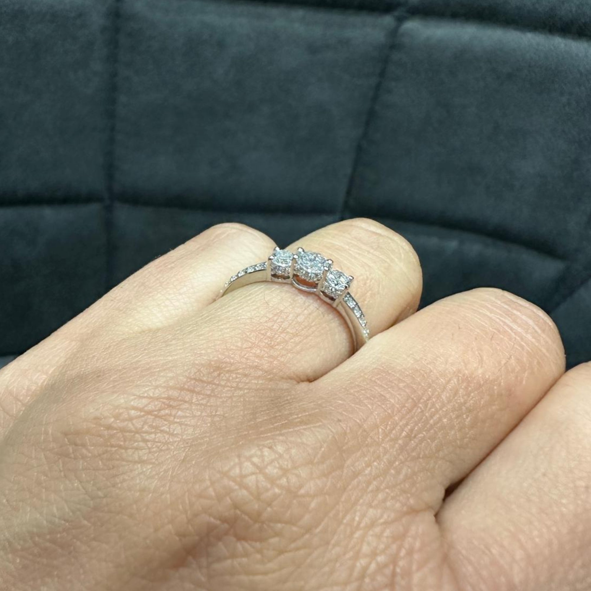 Bague trois diamants de laboratoire sertis griffes, idéale comme cadeau d'anniversaire - en argent 925