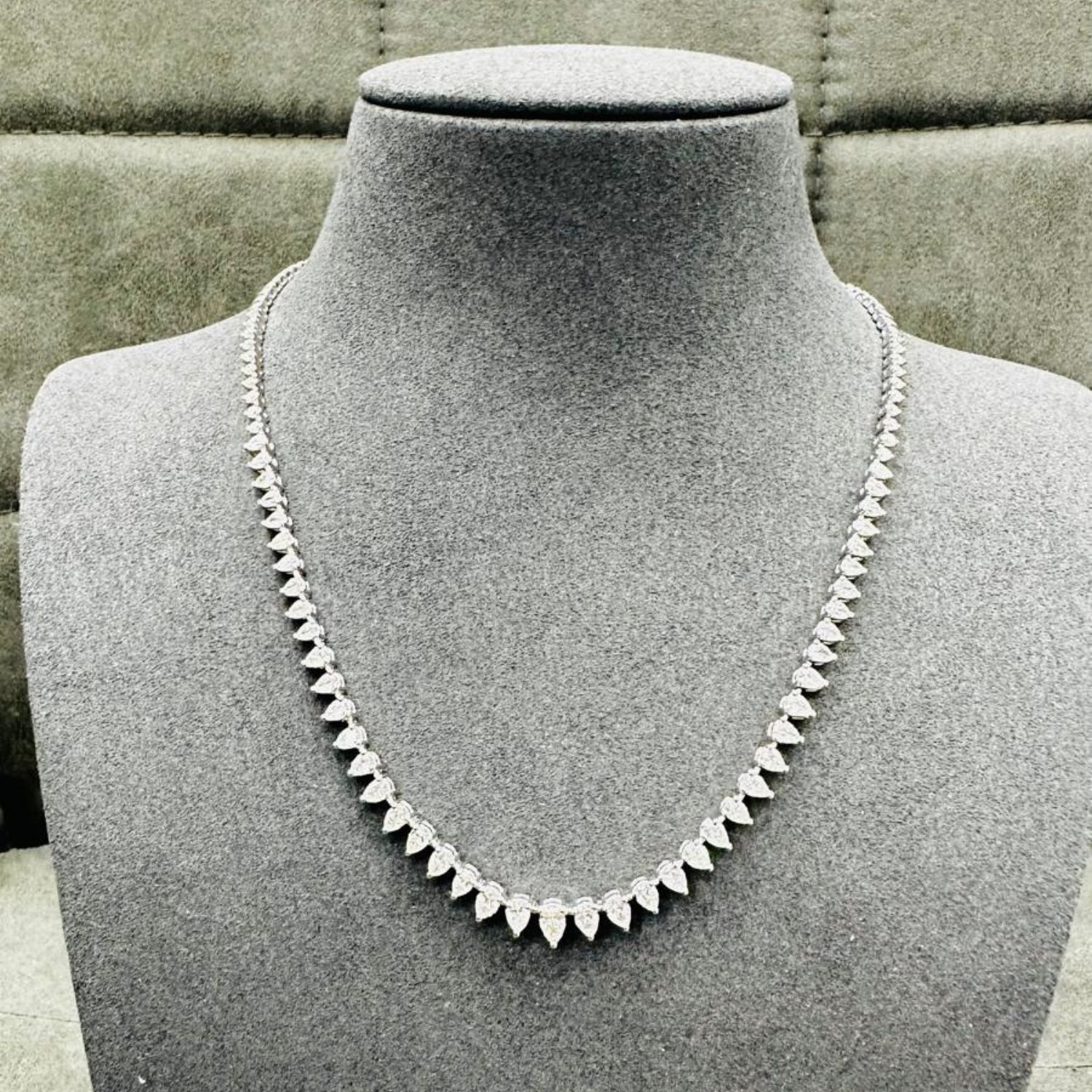 Pendentif solitaire en or blanc 9 carats, serti d'un diamant de laboratoire taille ronde de 0,40 carat.