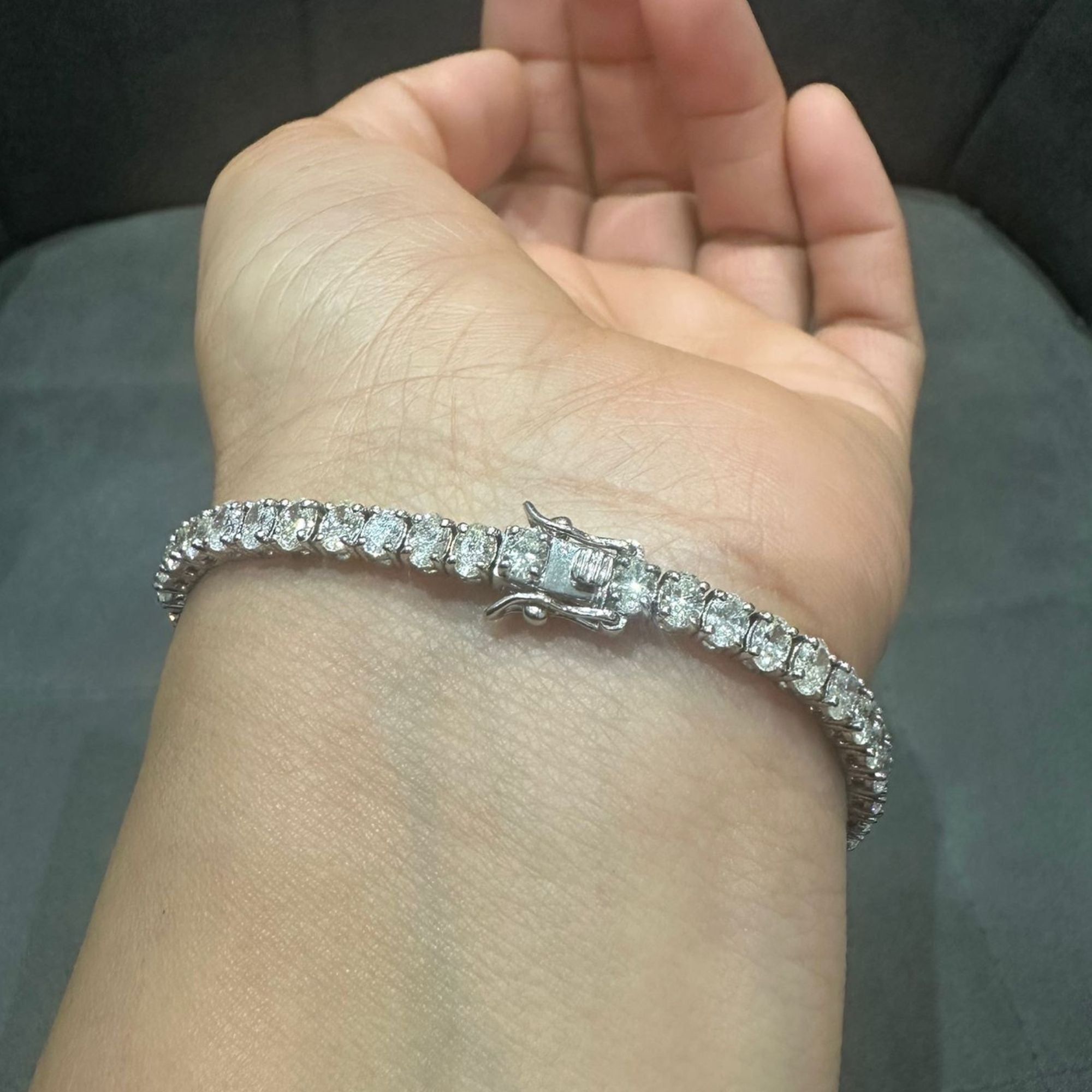 Tennisarmband mit ovalem, 7,08 ct schwerem Naturdiamanten in 18-karätigem Weißgold | Feiner Schmuck
