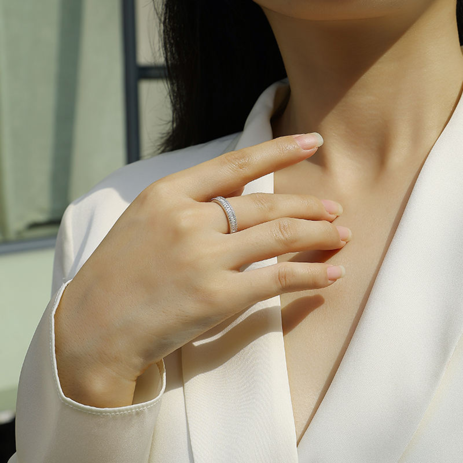 Halb-Ewigkeitsring aus 9-karätigem Weißgold mit natürlichen Diamanten im Baguette- und Rundschliff – das perfekte Geschenk