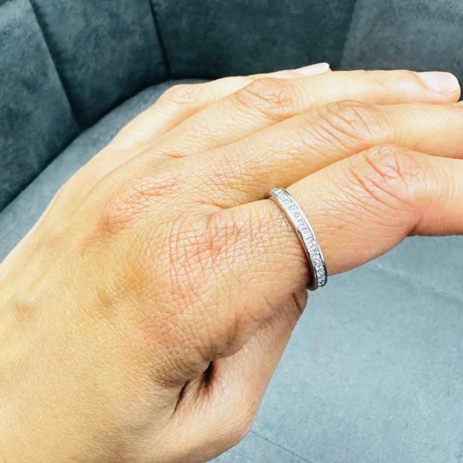 Ehering mit 0,60 ct Baguette-geschliffenem Naturdiamanten im Kanalfassung-Design in Platin