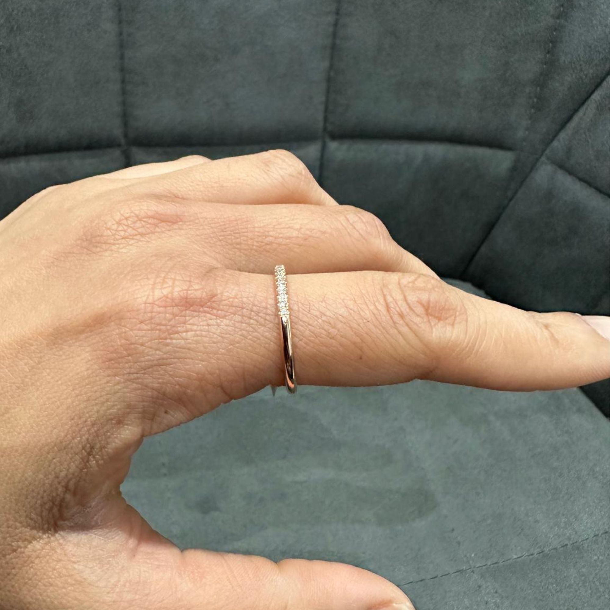 Bague demi-alliance en or rose 9 carats sertie de diamants de laboratoire micro-pavés pour femme