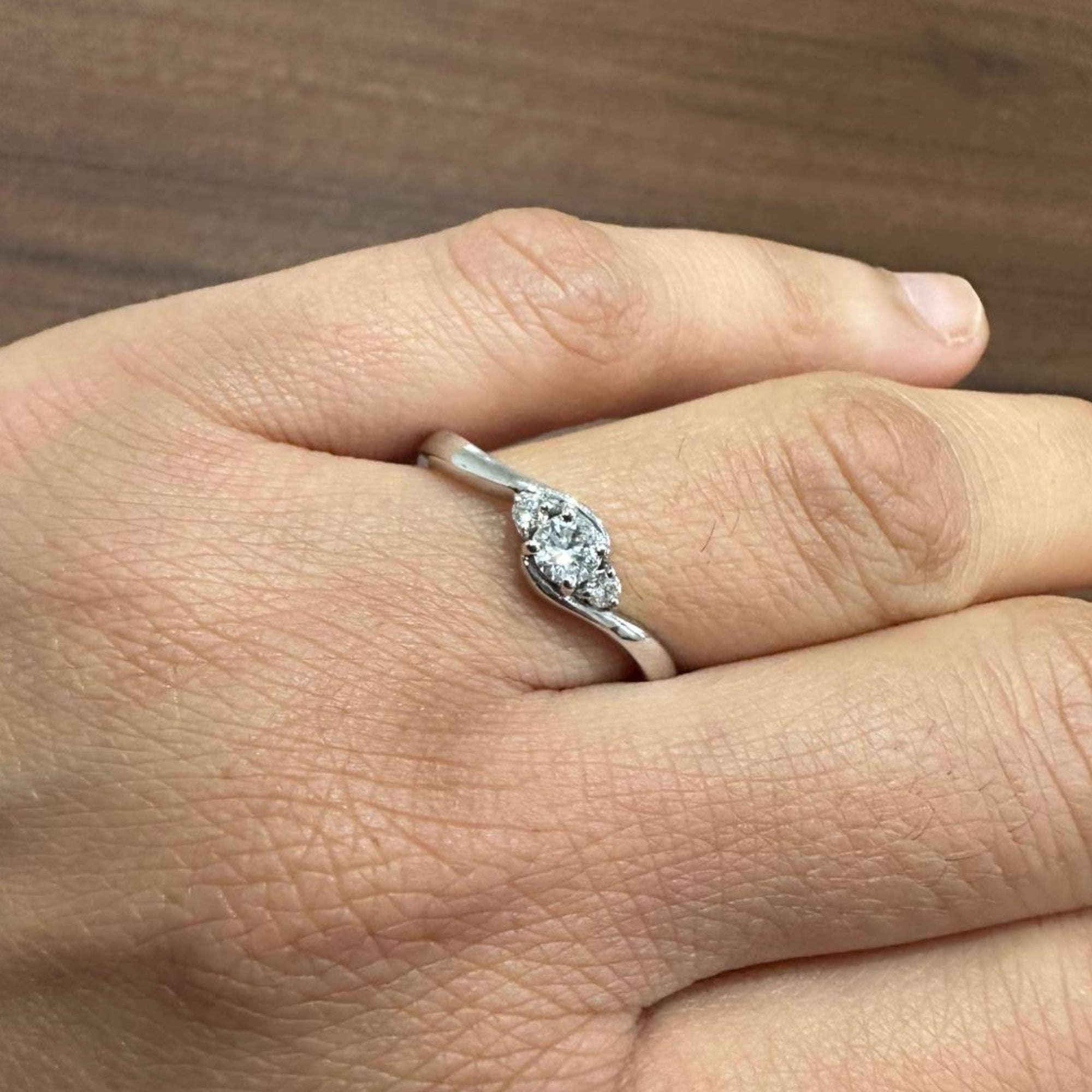 Minimalistischer runder Labordiamantring aus 925er Silber, perfekt als Geschenk