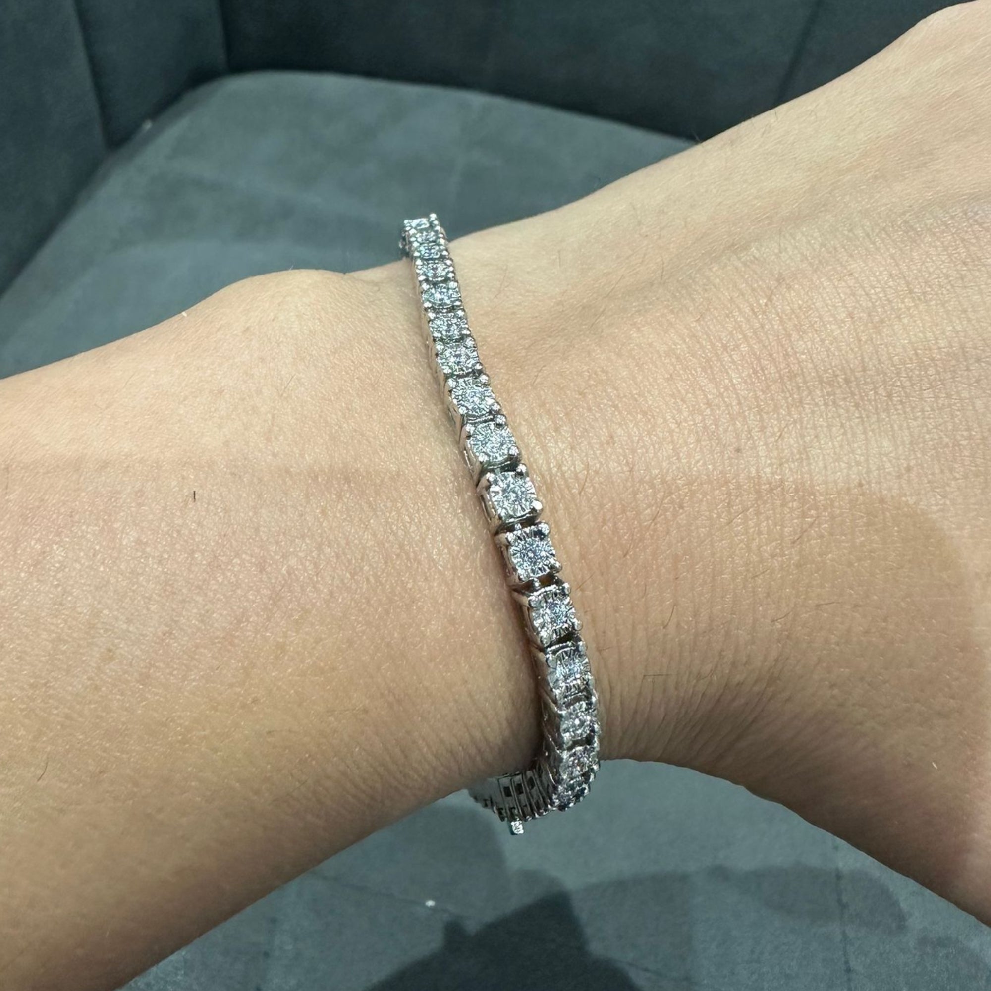 Bracelet de tennis serti de diamants illusion cultivés en laboratoire et monté sur argent sterling 925