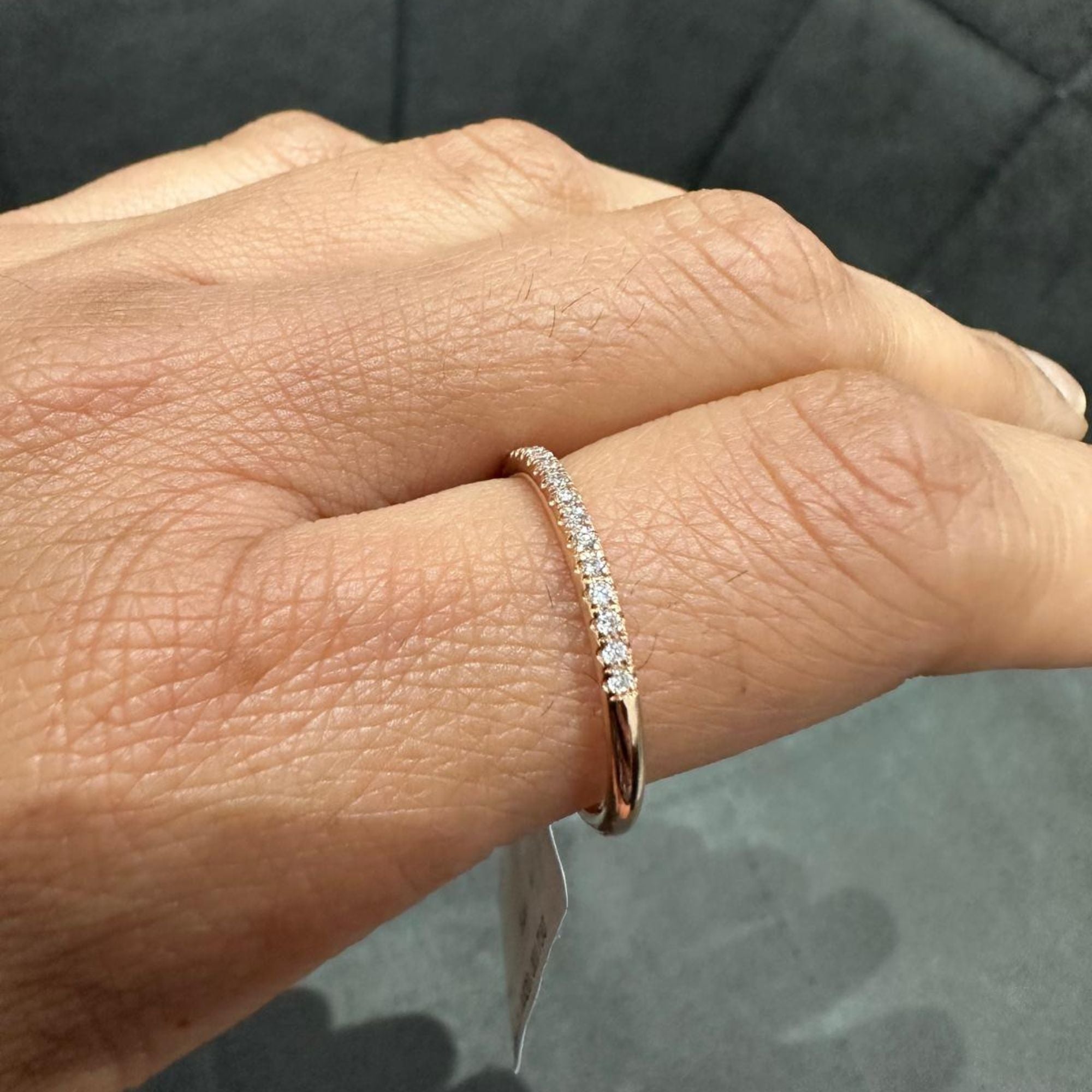 Bague demi-alliance en or rose 9 carats sertie de diamants de laboratoire micro-pavés pour femme