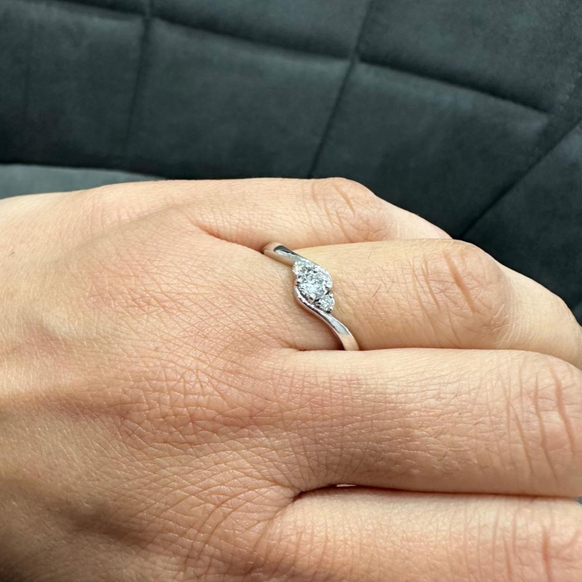 Minimalistischer runder Labordiamantring aus 925er Silber, perfekt als Geschenk