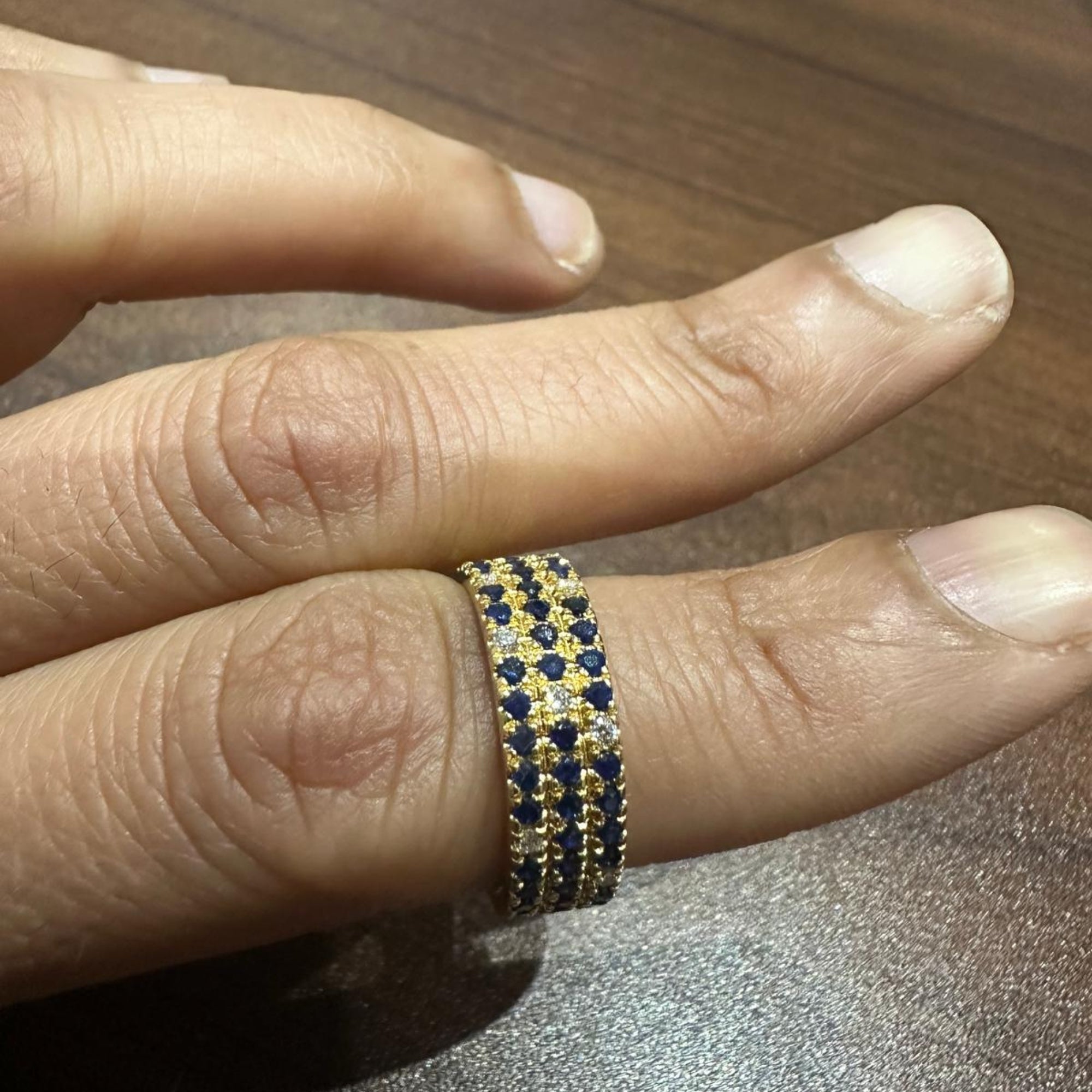 Bague demi-alliance en or jaune 14 carats, sertie d'un saphir bleu taille ronde et de diamants de laboratoire.