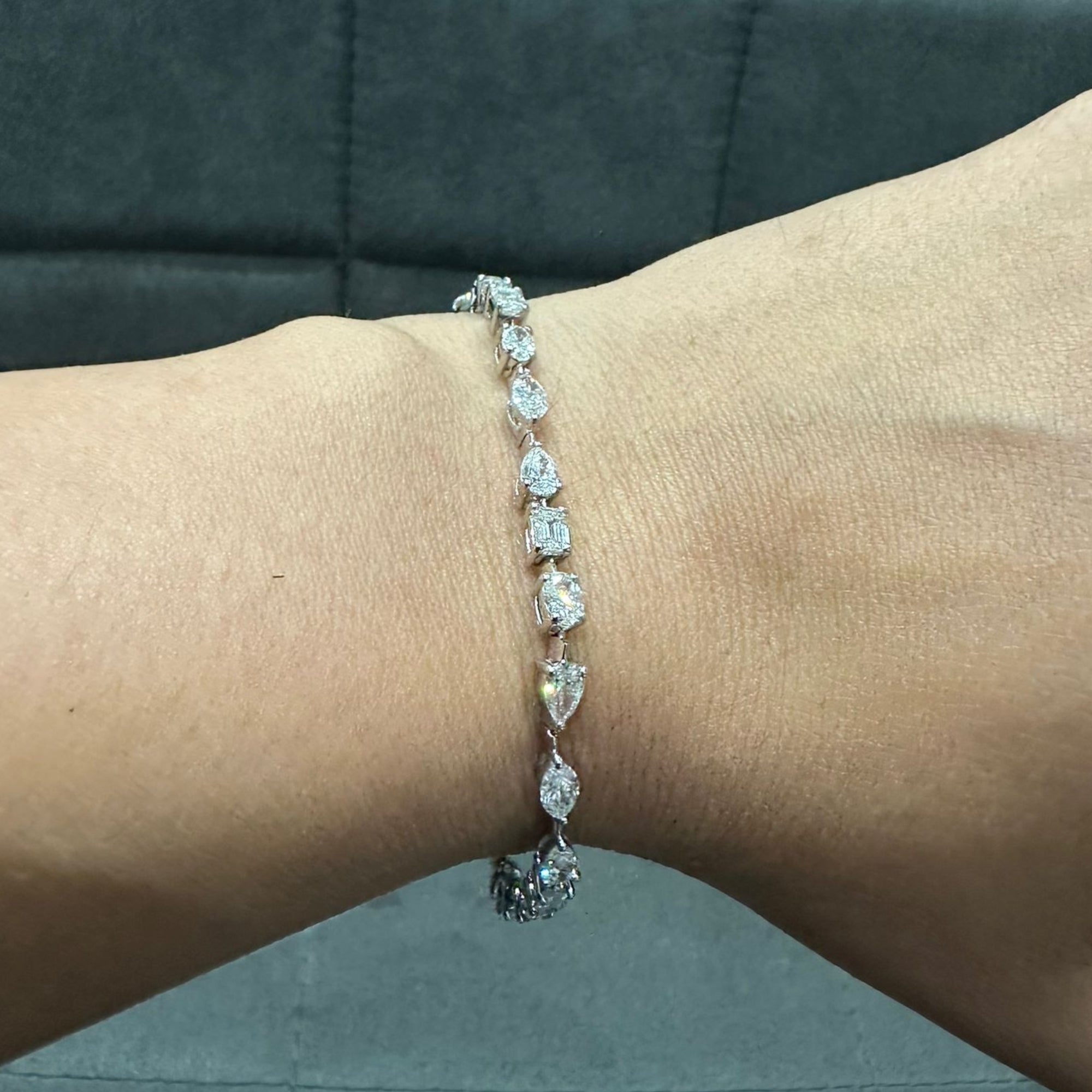 Bracelet en or blanc 14 carats serti de diamants naturels de formes variées, totalisant 6,00 carats.