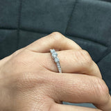 Bague trois diamants de laboratoire sertis griffes, idéale comme cadeau d'anniversaire - en argent 925