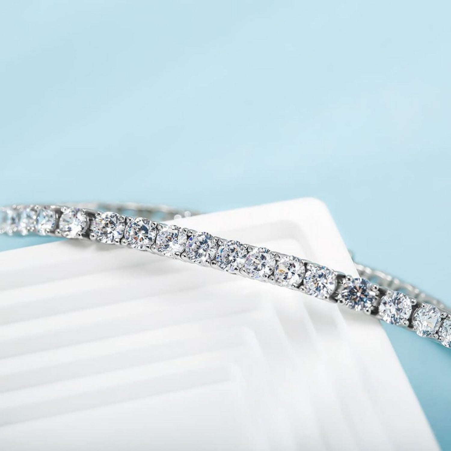 Bracelet de tennis serti de diamants illusion cultivés en laboratoire et monté sur argent sterling 925