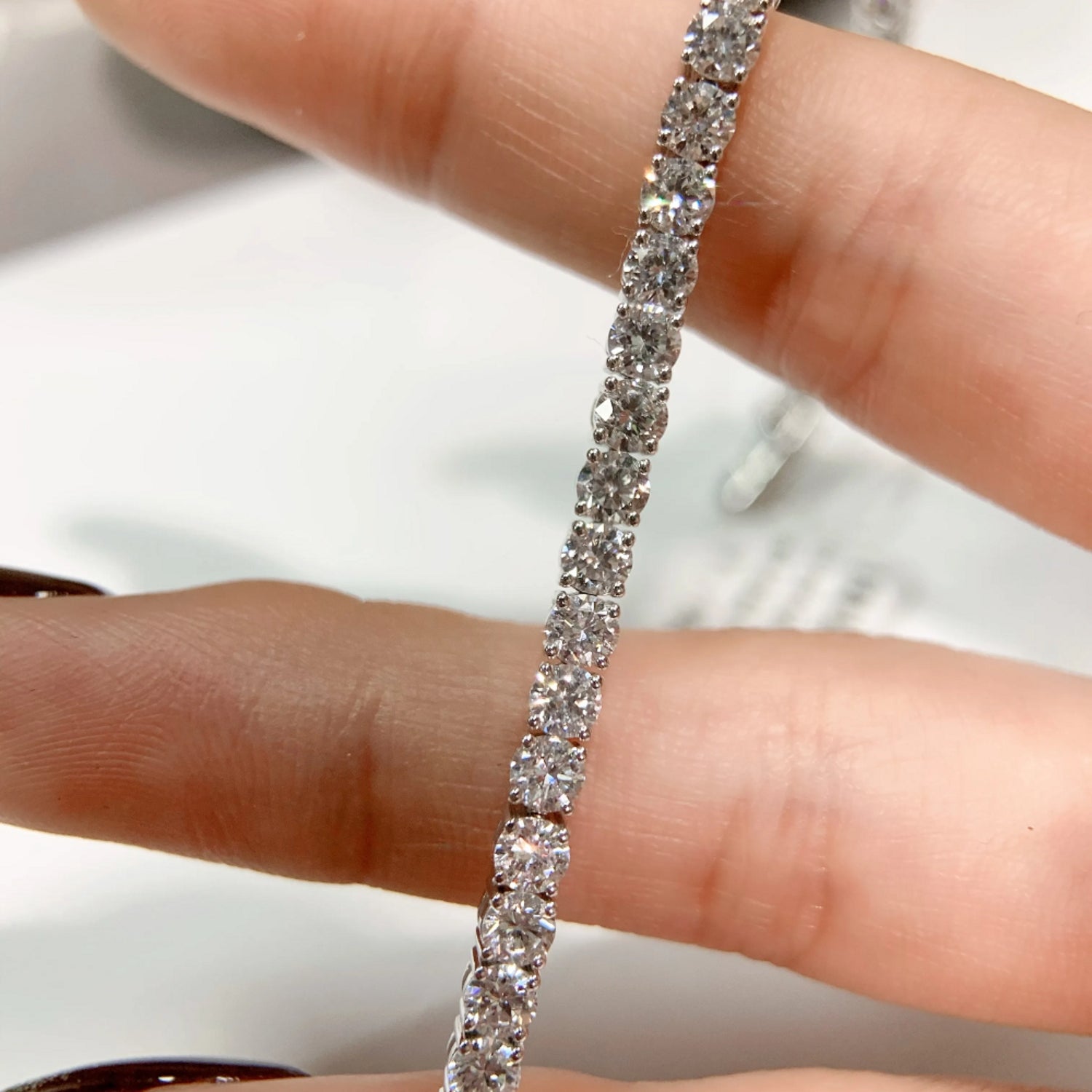 Bracelet de tennis serti de diamants illusion cultivés en laboratoire et monté sur argent sterling 925