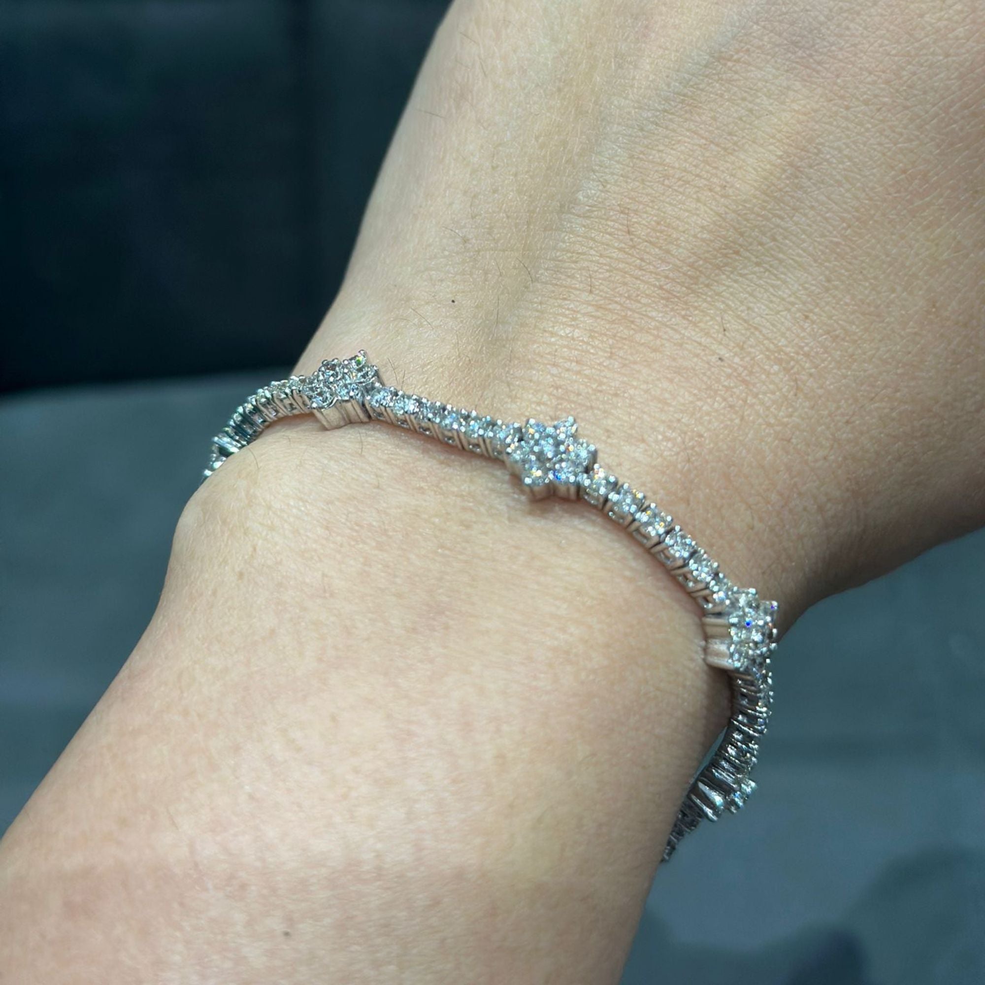 Tennisarmband mit 5,25 Karat runden Naturdiamanten in 9-karätigem Weißgold