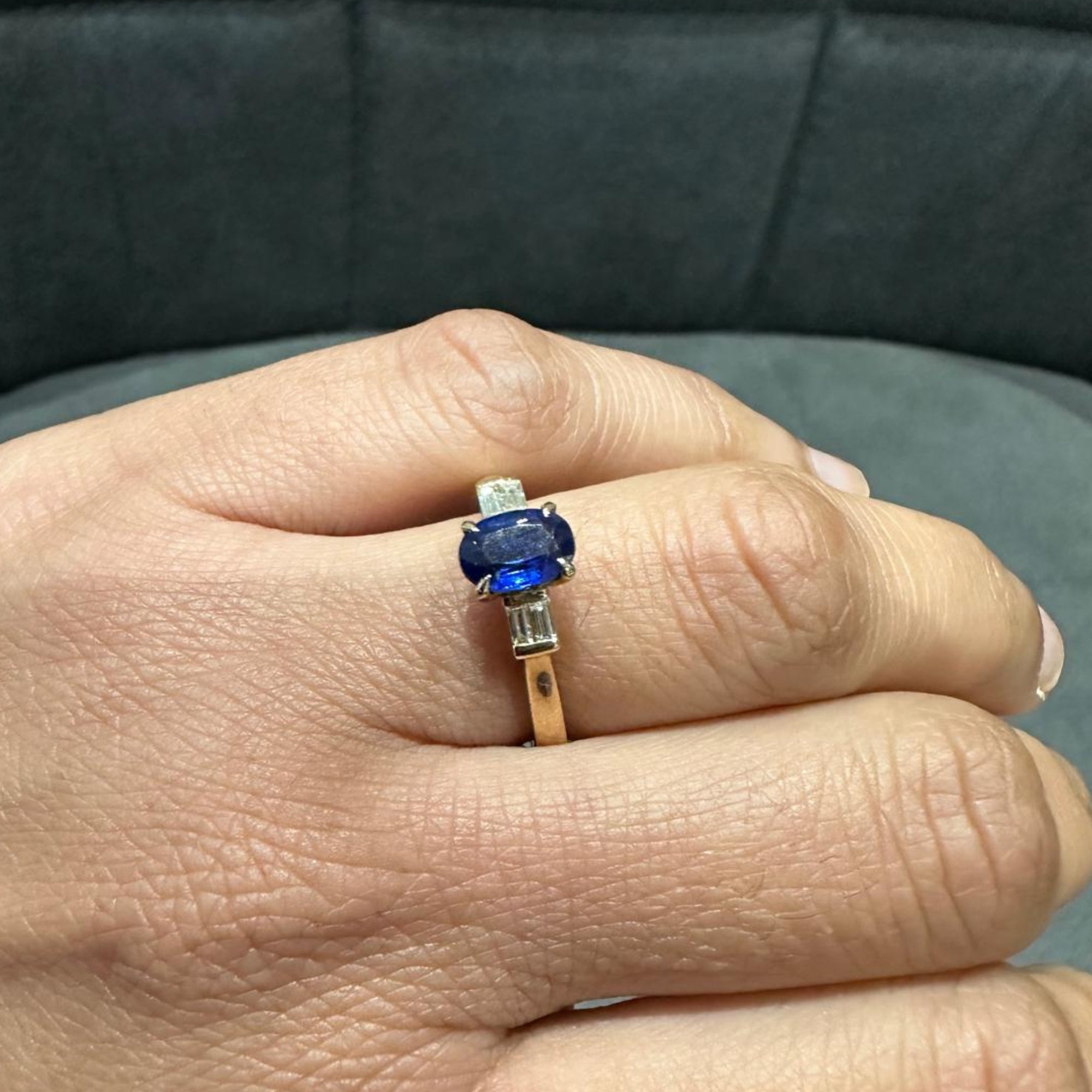 Dreisteinring aus 9-karätigem Gelbgold mit ovalem, natürlichem Saphir und Krappenfassung