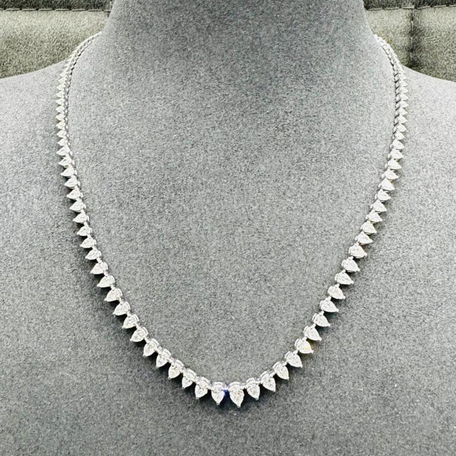 Pendentif solitaire en or blanc 9 carats, serti d'un diamant de laboratoire taille ronde de 0,40 carat.