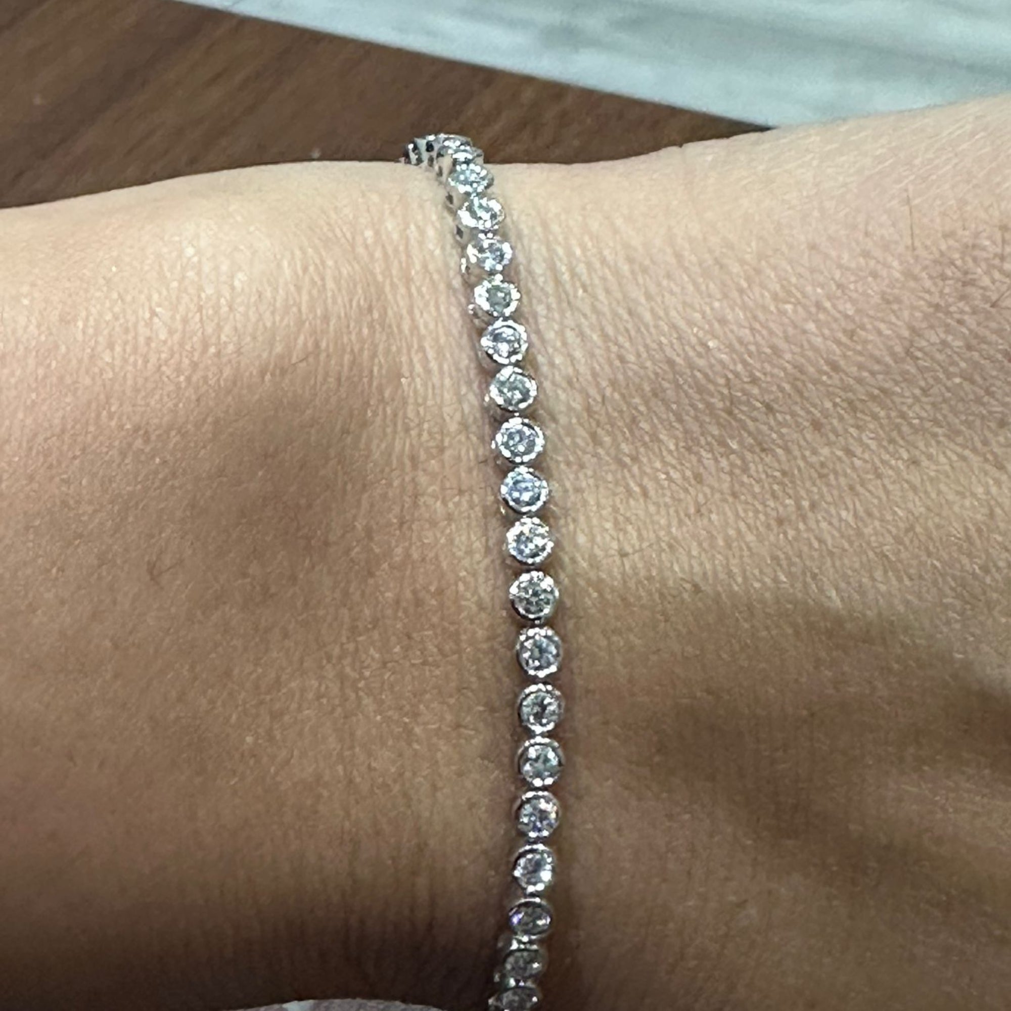 Tennisarmband mit im Labor gezüchteten Diamanten im Rundschliff und Zargenfassung aus 9-karätigem Weißgold