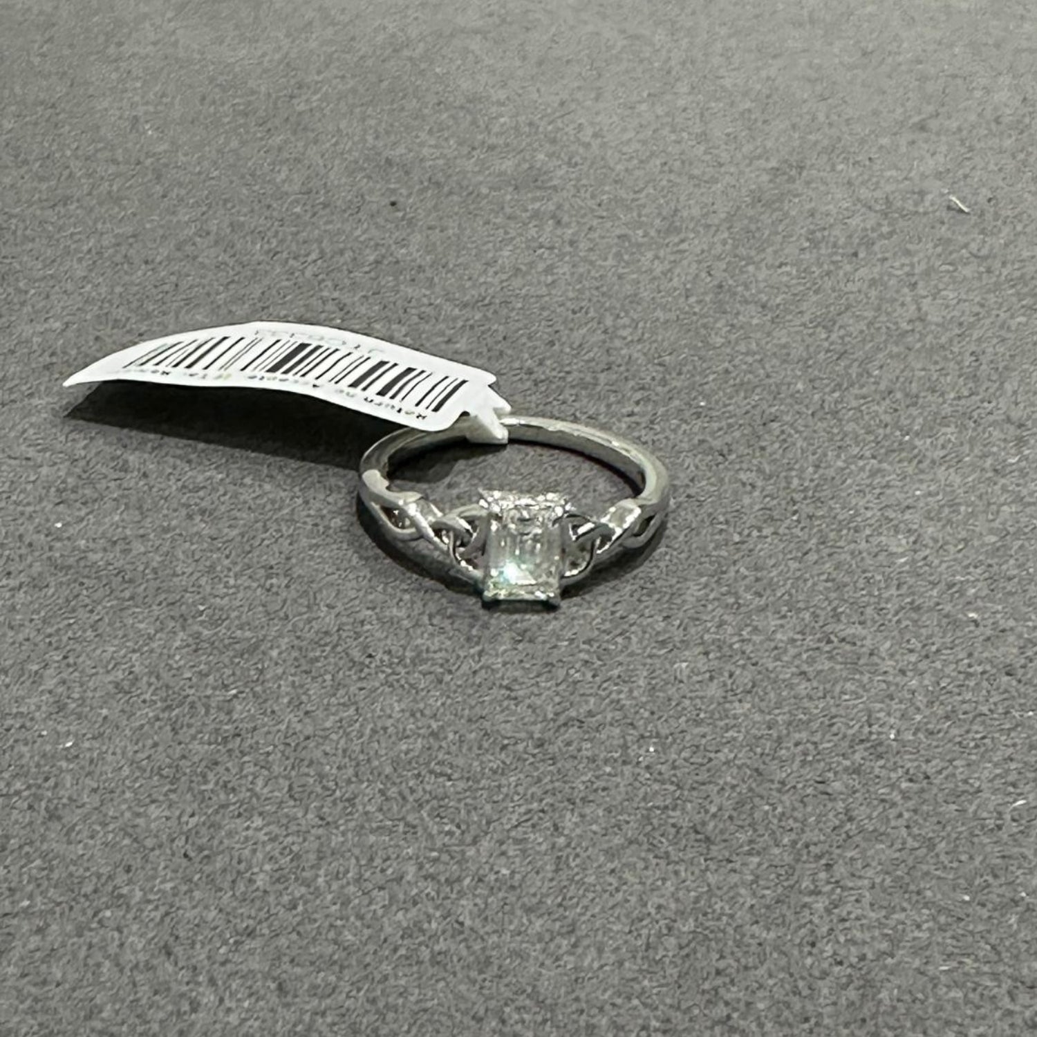 Bague demi-alliance en or jaune 14 carats, sertie d'un saphir bleu taille ronde et de diamants de laboratoire.