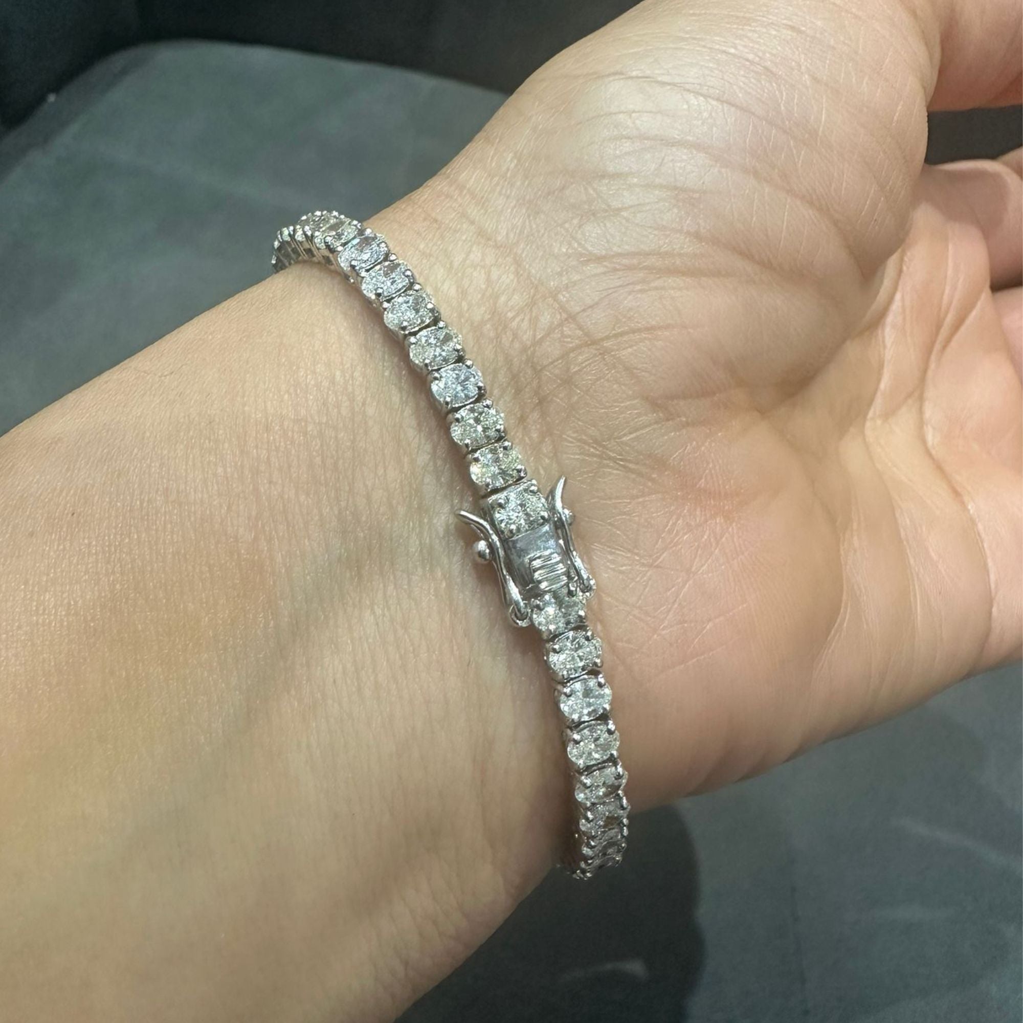 Tennisarmband mit ovalem, 7,08 ct schwerem Naturdiamanten in 18-karätigem Weißgold | Feiner Schmuck