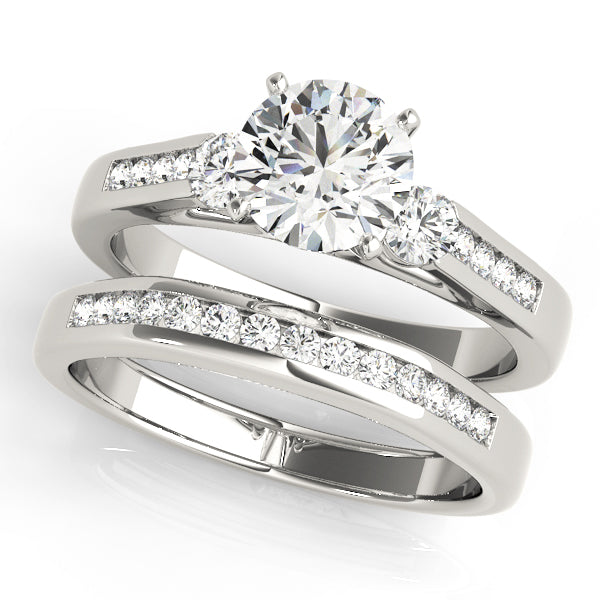 Refined Three-Stone Round Diamond Engagement Ring — 9K/18K Gold & Platinum
