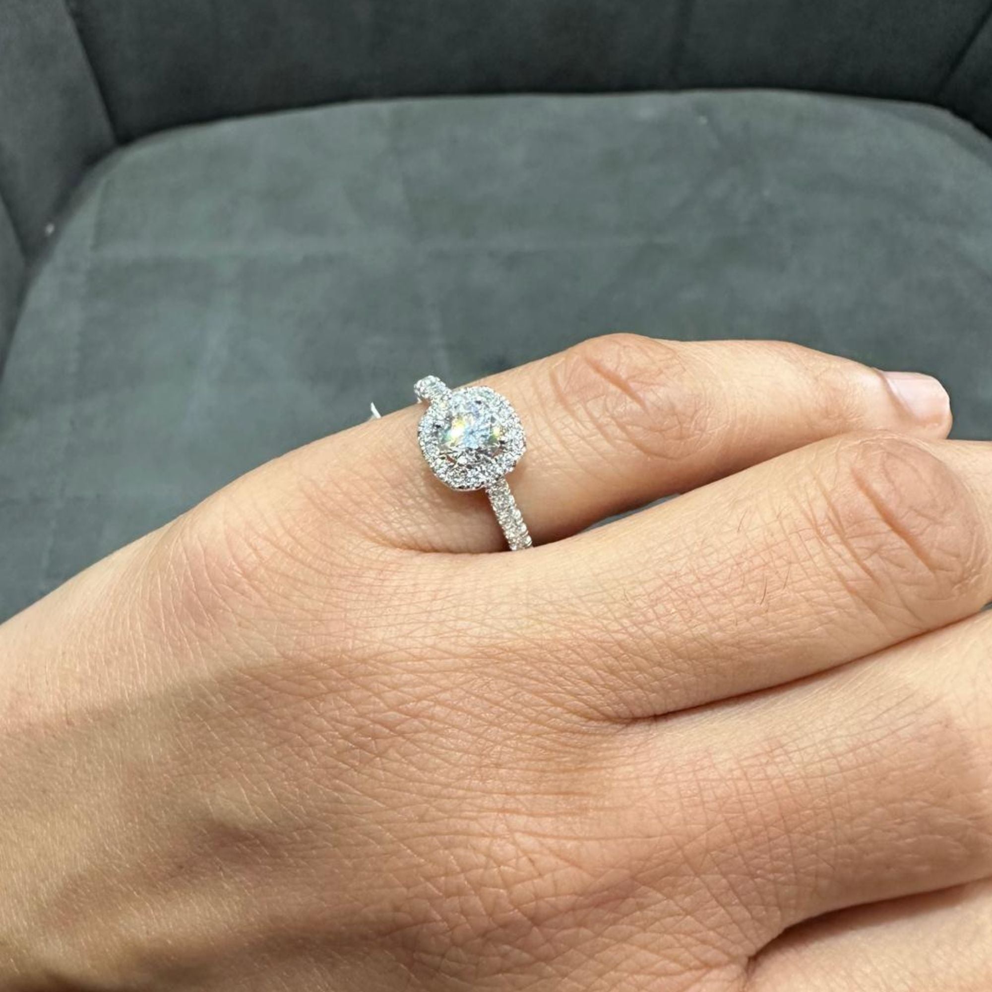 Verlobungsring mit Halo-Fassung und einem 1,00 Karat schweren, im Labor gezüchteten Diamanten im Solitär-Design aus 9-karätigem Weißgold