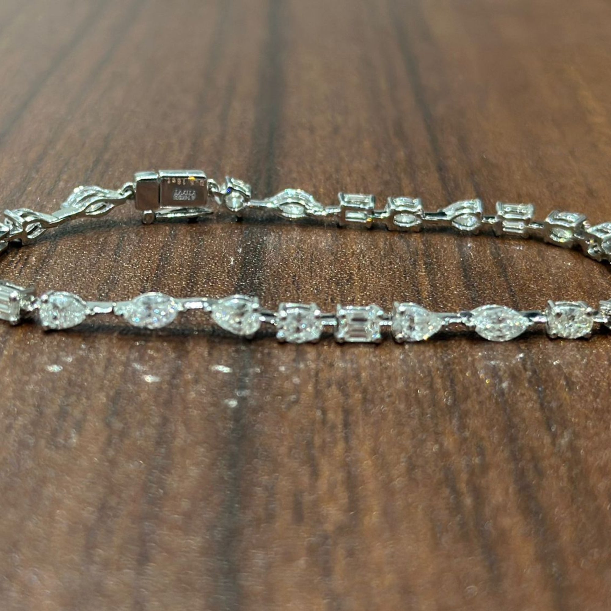 Bracelet en or blanc 14 carats serti de diamants naturels de formes variées, totalisant 6,00 carats.