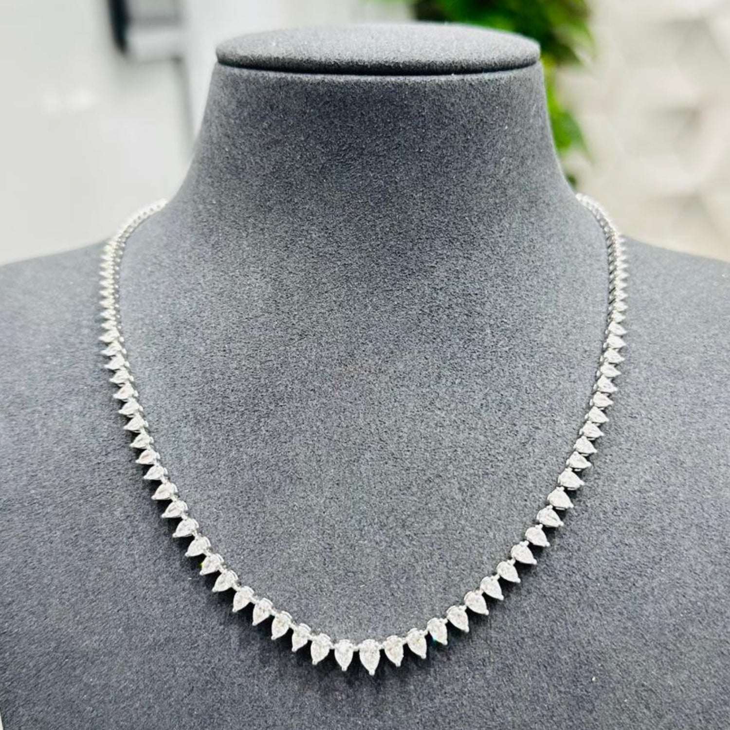 Pendentif solitaire en or blanc 9 carats, serti d'un diamant de laboratoire taille ronde de 0,40 carat.