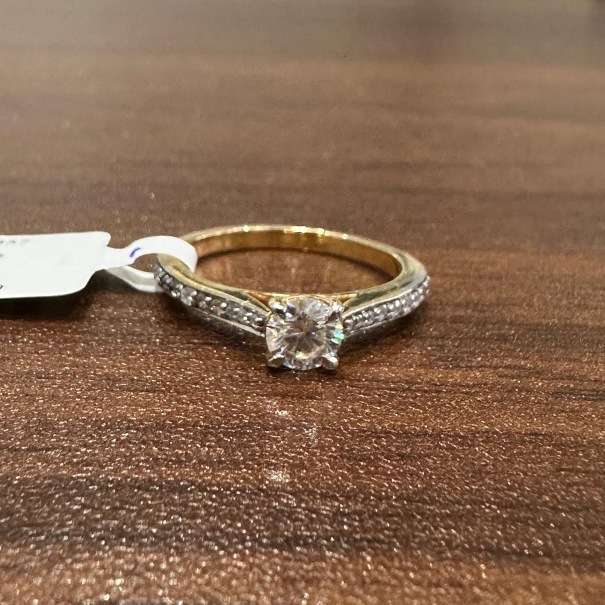 Bague de fiançailles solitaire en or jaune 9 carats, sertie d'un halo de moissanite taille ronde.