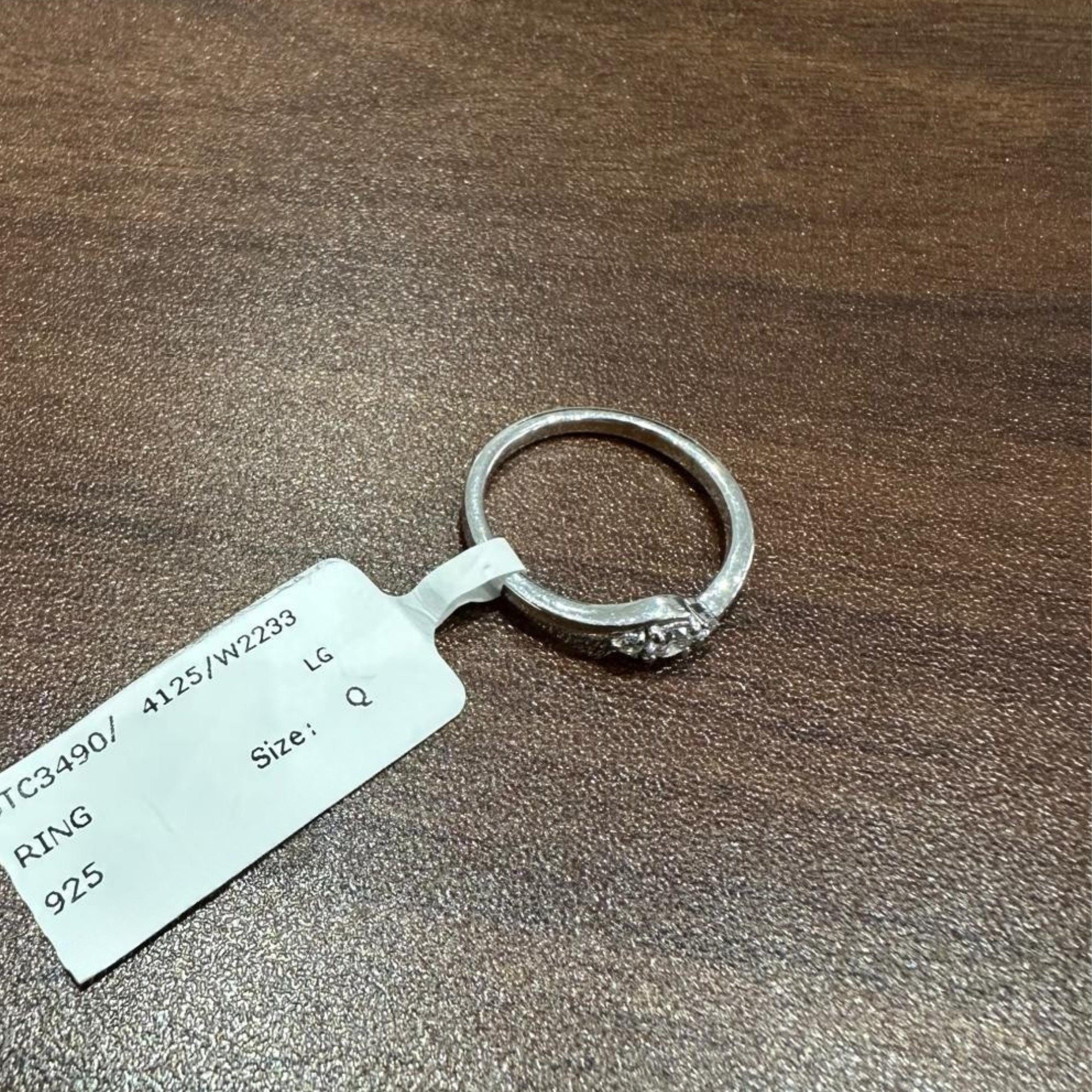 Minimalistischer runder Labordiamantring aus 925er Silber, perfekt als Geschenk