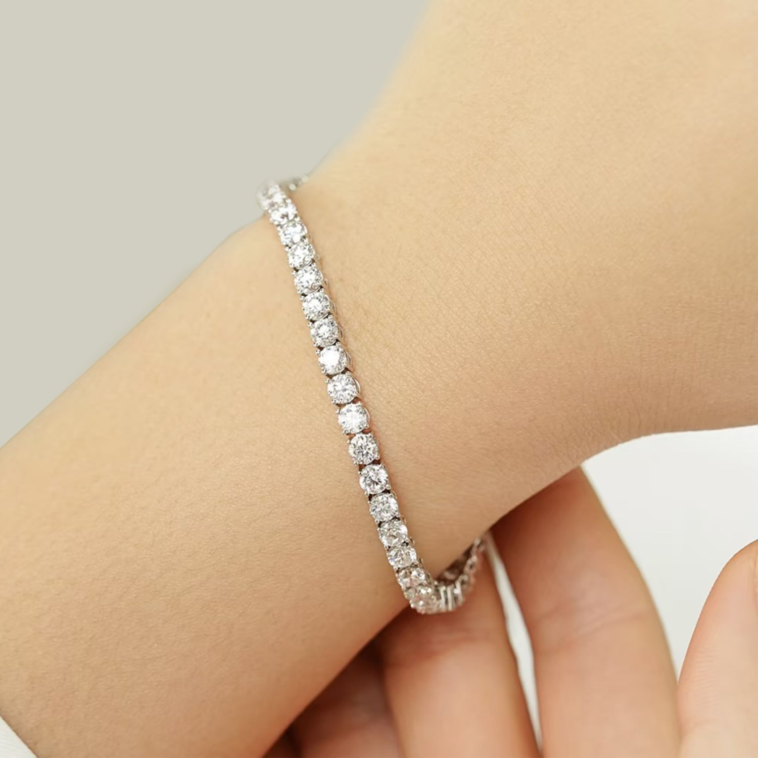 Bracelet de tennis serti de diamants illusion cultivés en laboratoire et monté sur argent sterling 925