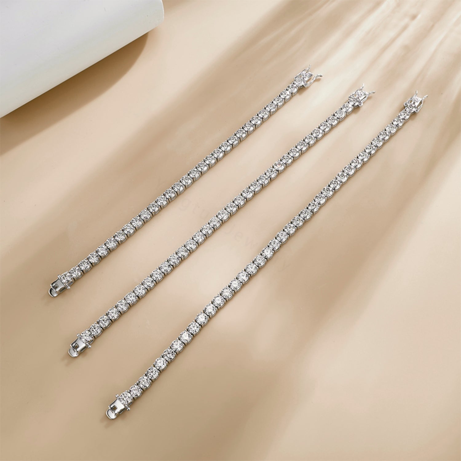 Bracelet de tennis serti de diamants illusion cultivés en laboratoire et monté sur argent sterling 925