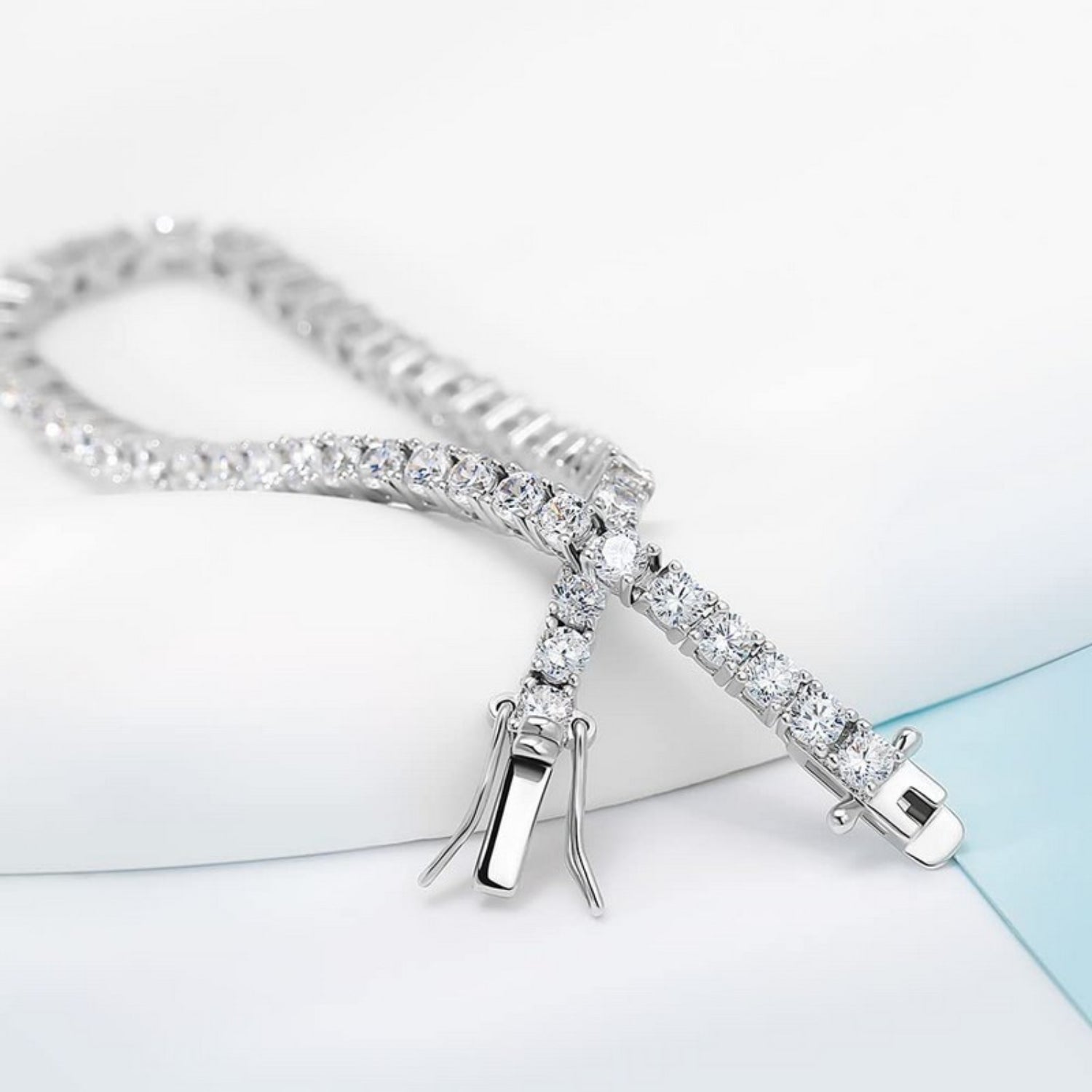Bracelet de tennis serti de diamants illusion cultivés en laboratoire et monté sur argent sterling 925
