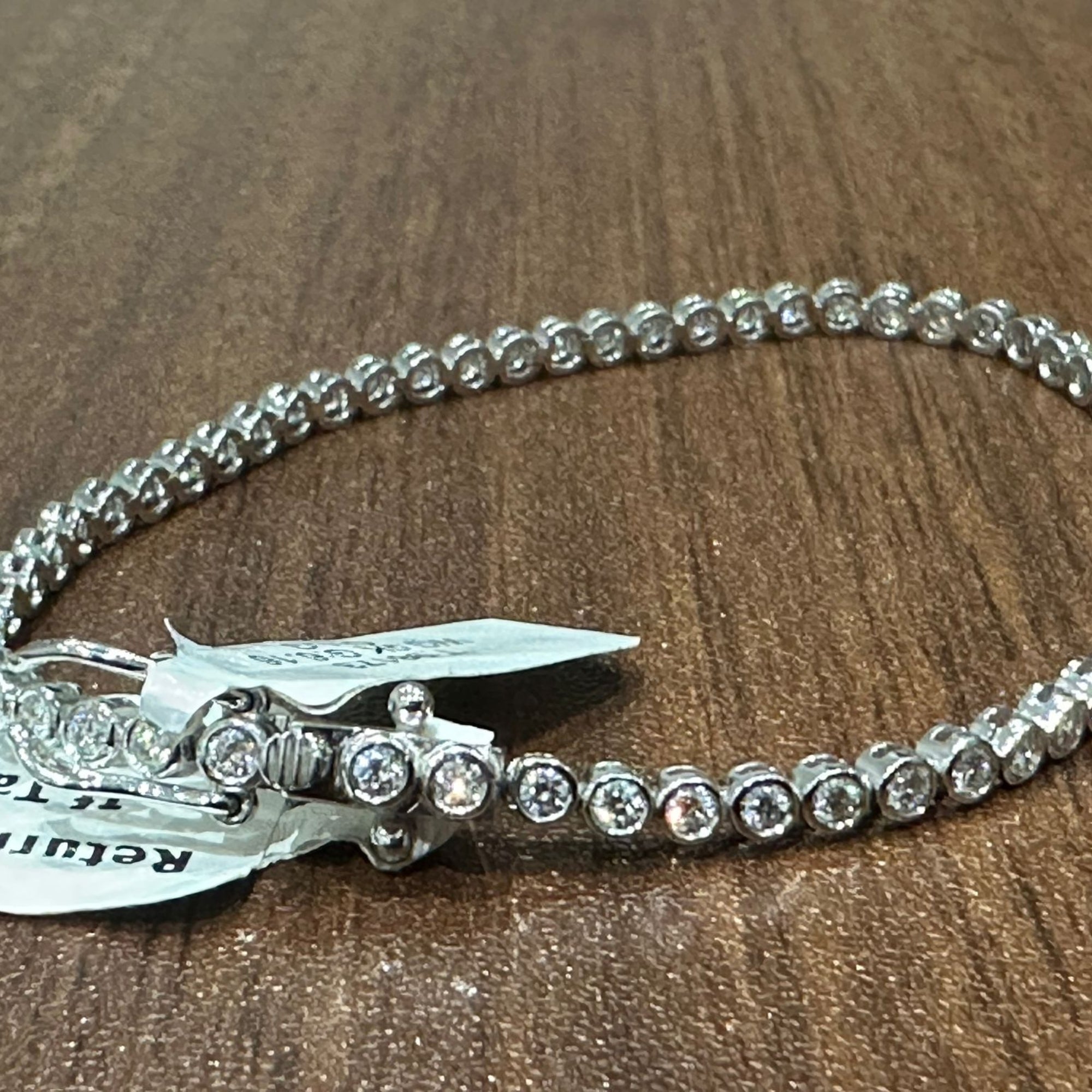 Tennisarmband mit im Labor gezüchteten Diamanten im Rundschliff und Zargenfassung aus 9-karätigem Weißgold