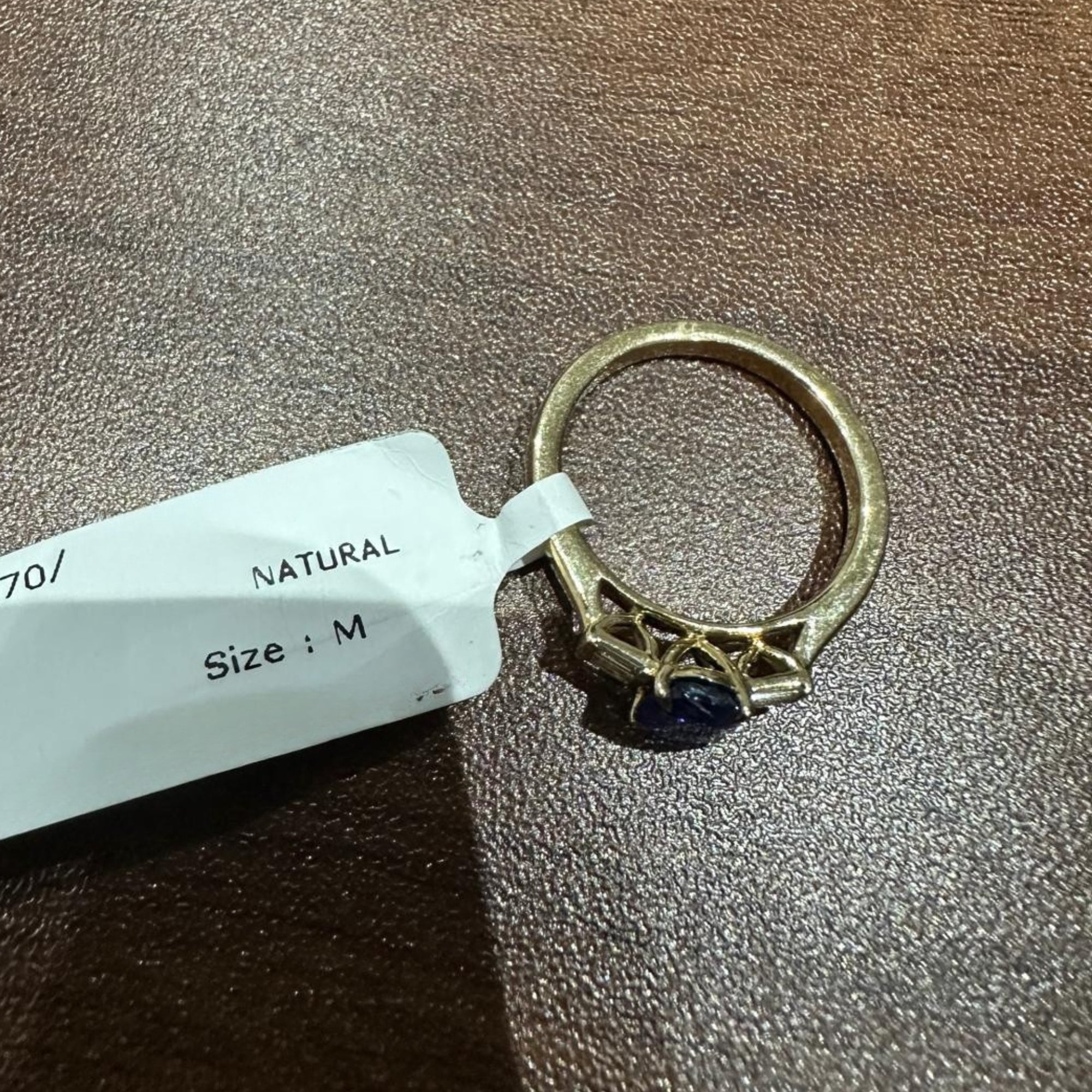 Dreisteinring aus 9-karätigem Gelbgold mit ovalem, natürlichem Saphir und Krappenfassung