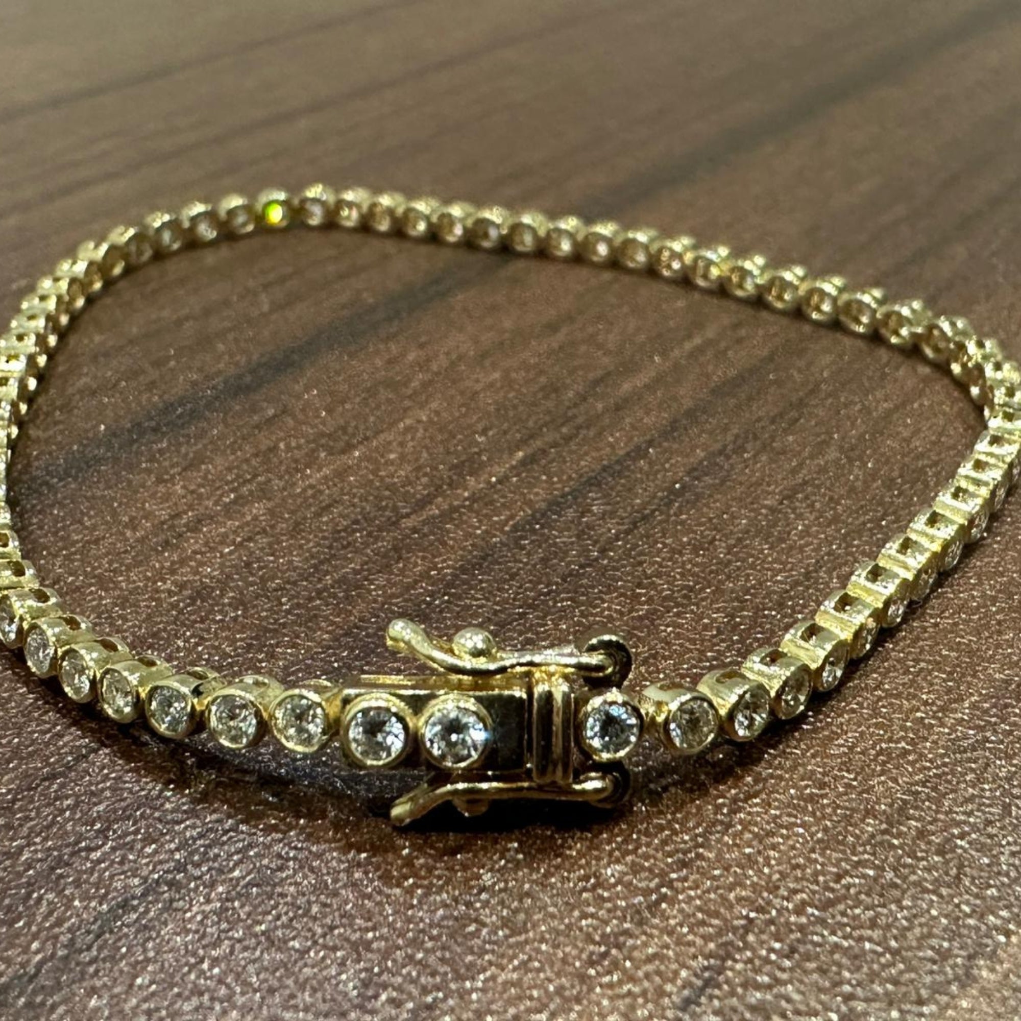 Tennisarmband aus 9-karätigem Gelbgold mit runden, natürlichen Diamanten in Zargenfassung, Geschenk für Damen