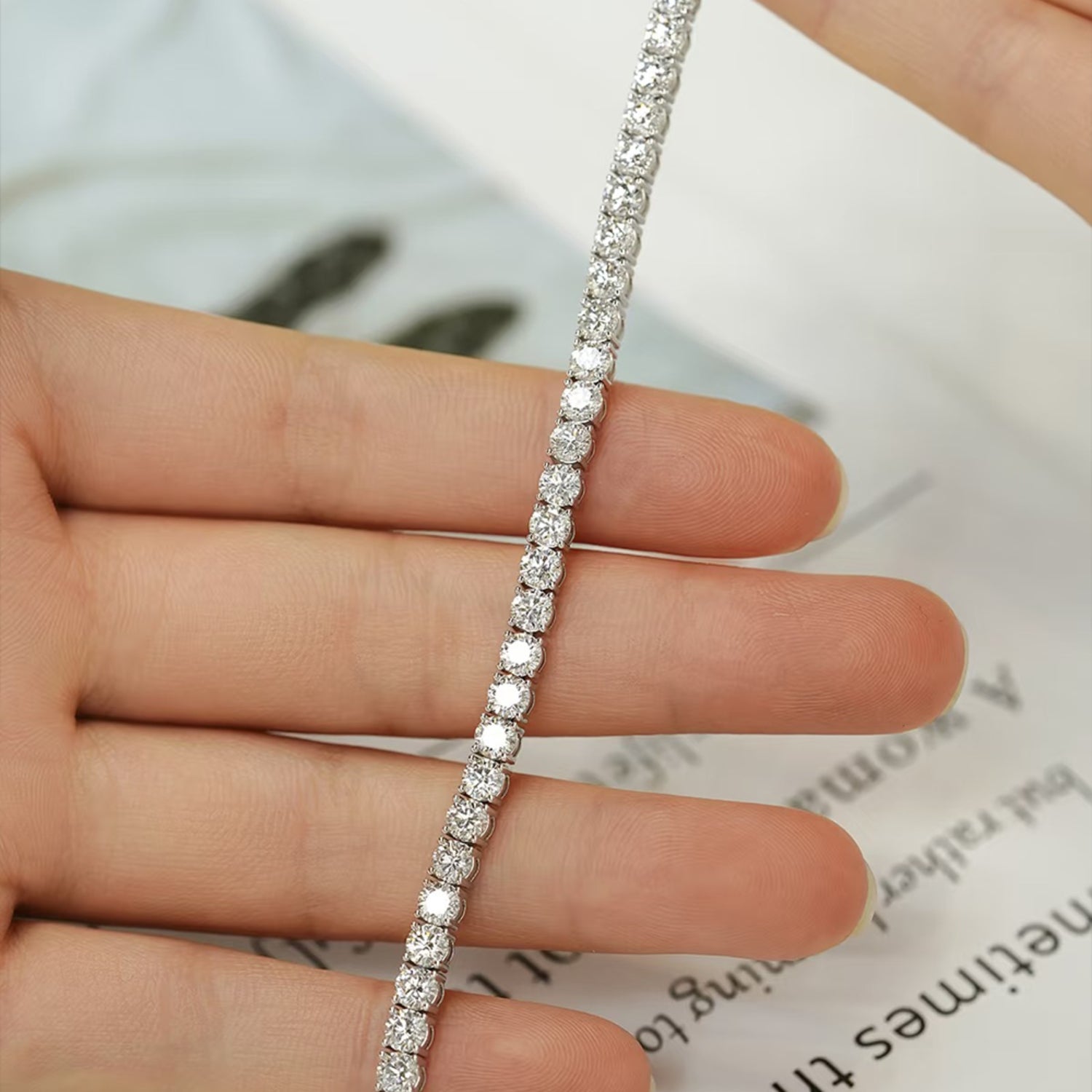Bracelet de tennis serti de diamants illusion cultivés en laboratoire et monté sur argent sterling 925