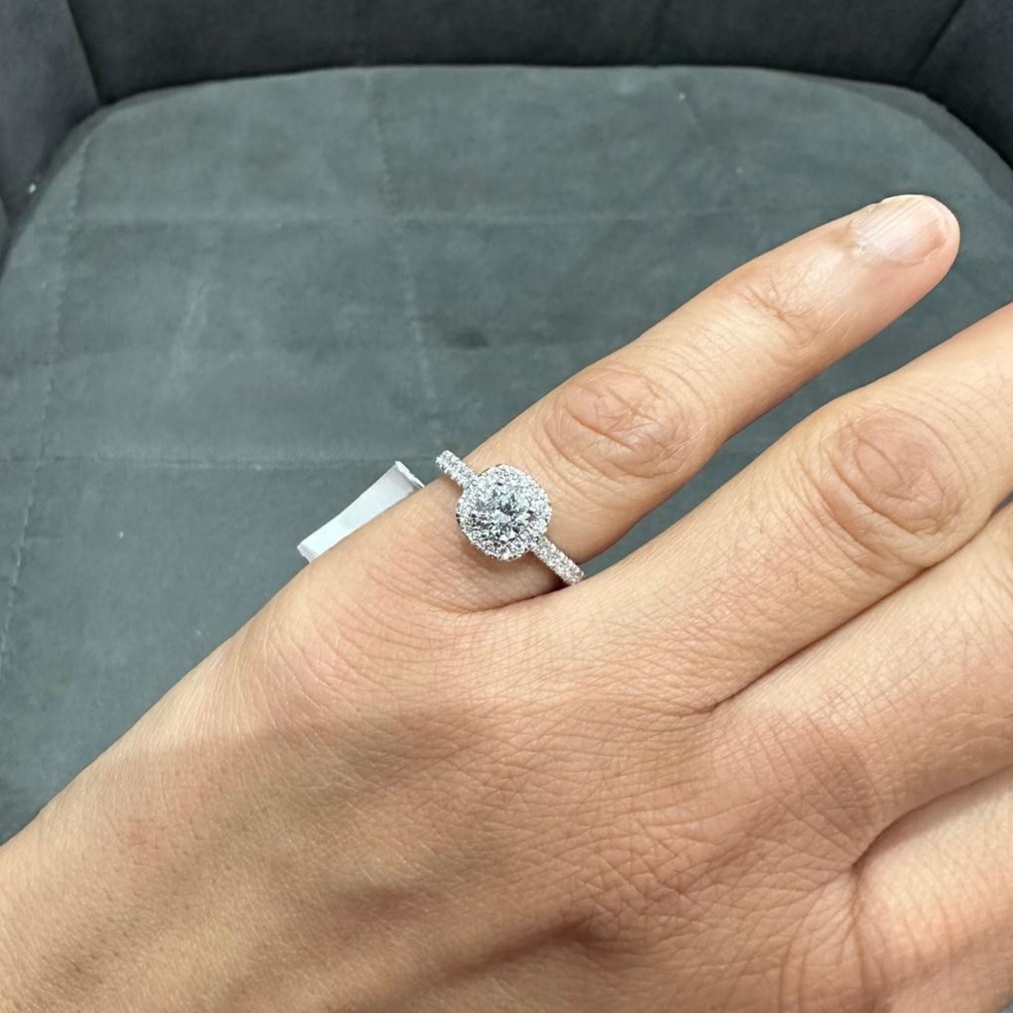 Verlobungsring mit Halo-Fassung und einem 1,00 Karat schweren, im Labor gezüchteten Diamanten im Solitär-Design aus 9-karätigem Weißgold