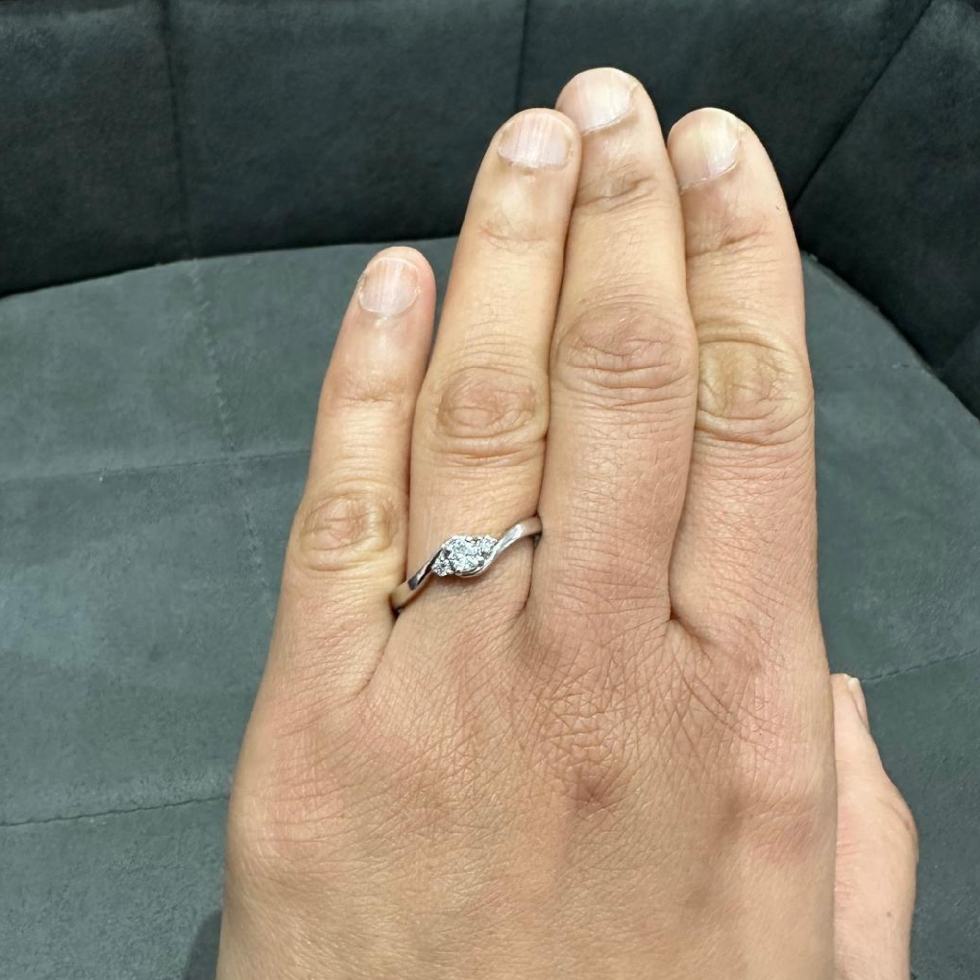 Minimalistischer runder Labordiamantring aus 925er Silber, perfekt als Geschenk