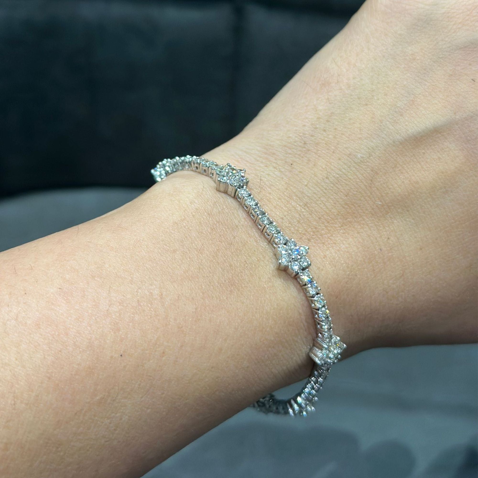 Tennisarmband mit 5,25 Karat runden Naturdiamanten in 9-karätigem Weißgold