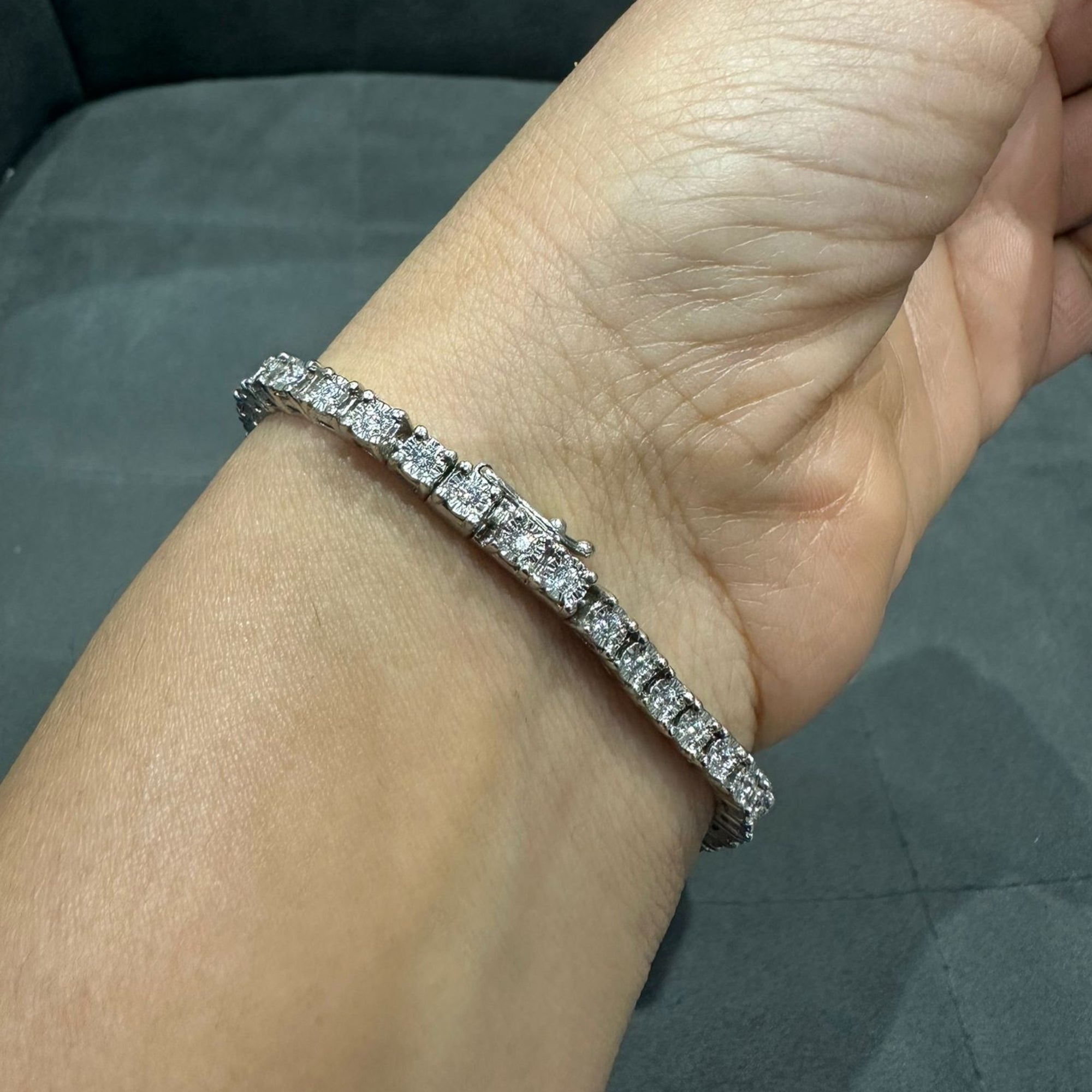 Bracelet de tennis serti de diamants illusion cultivés en laboratoire et monté sur argent sterling 925