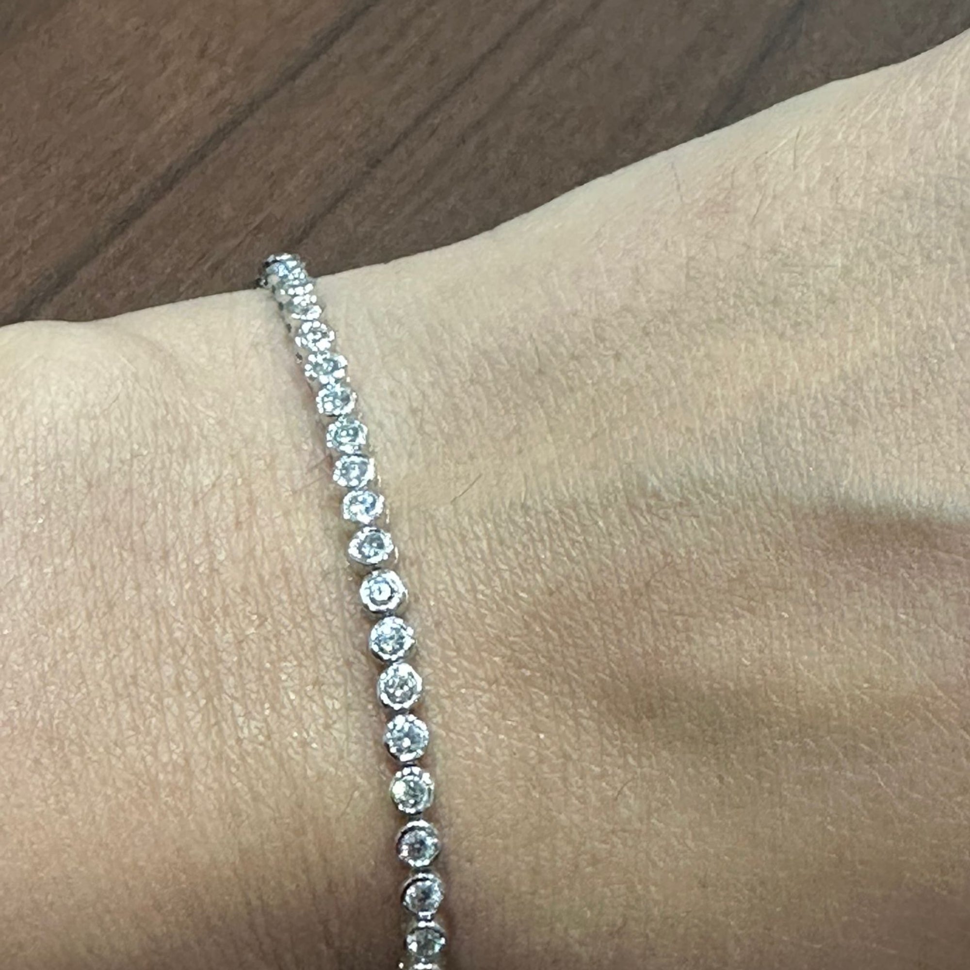 Tennisarmband mit im Labor gezüchteten Diamanten im Rundschliff und Zargenfassung aus 9-karätigem Weißgold