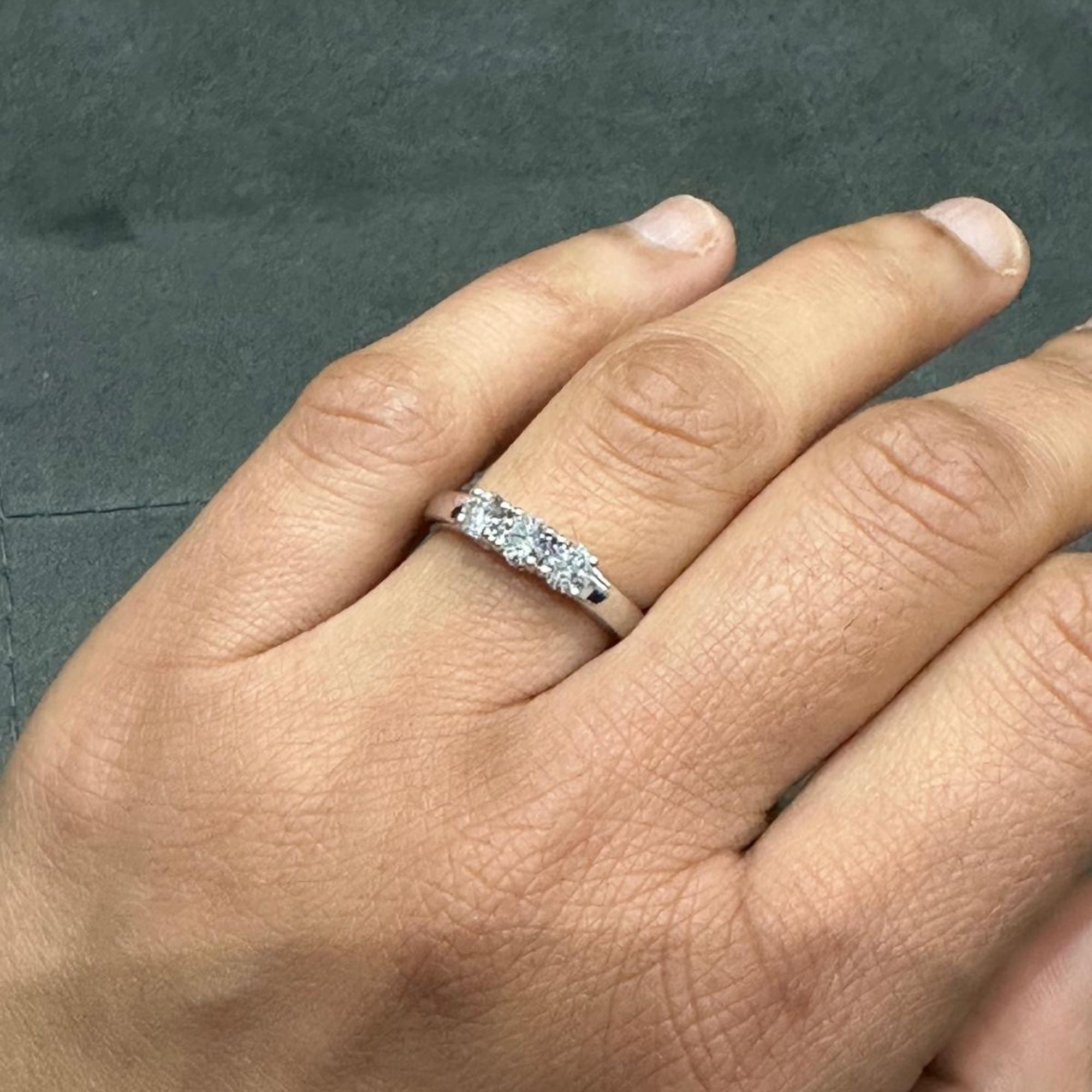 Bague de fiançailles trois diamants de laboratoire en argent sterling 925