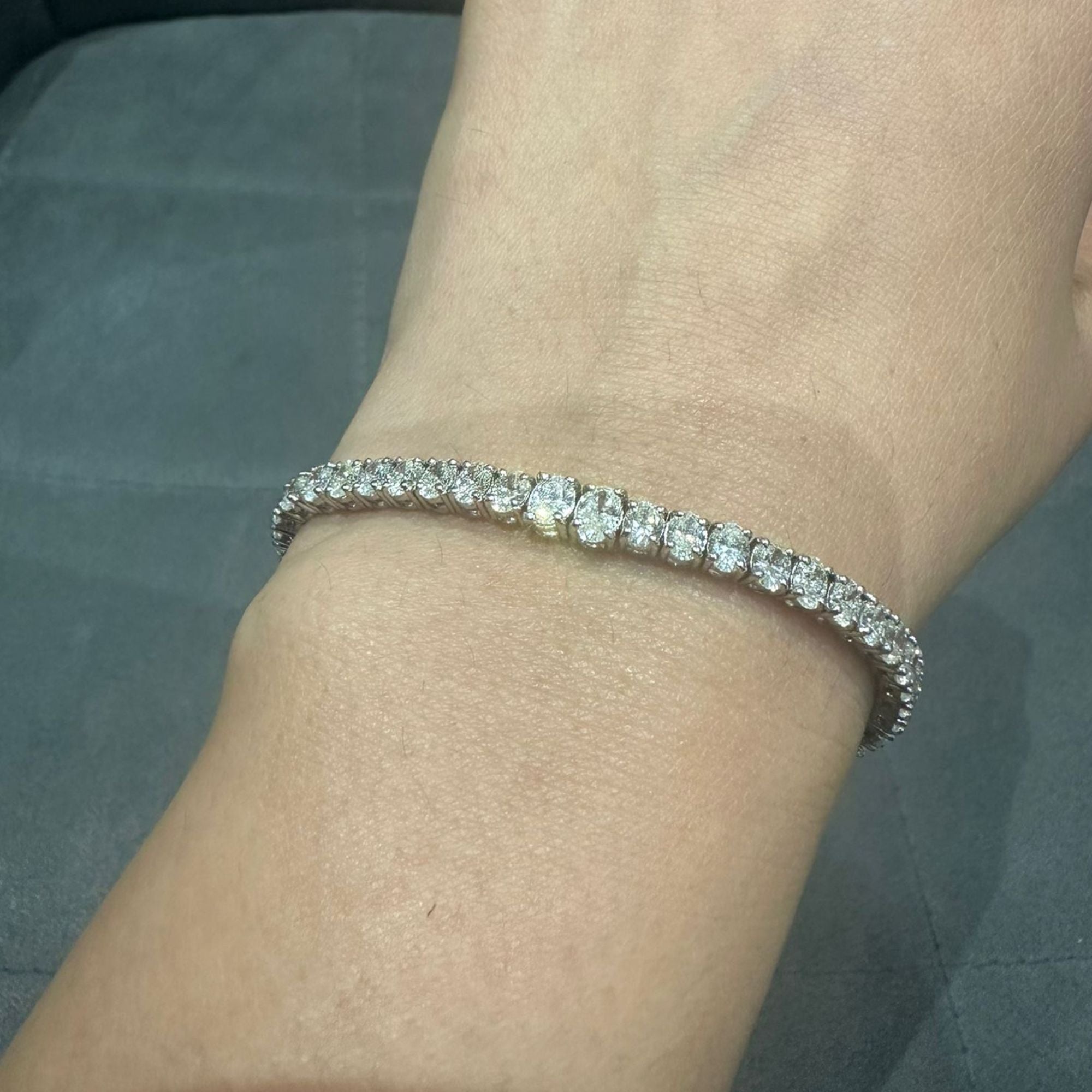 Tennisarmband mit ovalem, 7,08 ct schwerem Naturdiamanten in 18-karätigem Weißgold | Feiner Schmuck