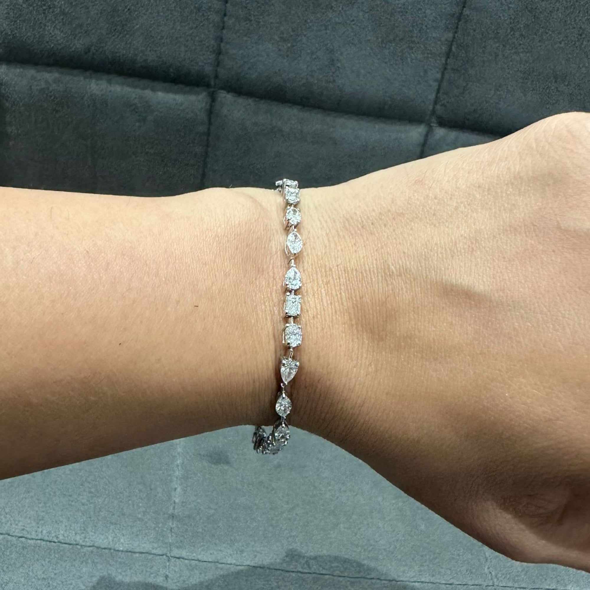 Bracelet en or blanc 14 carats serti de diamants naturels de formes variées, totalisant 6,00 carats.