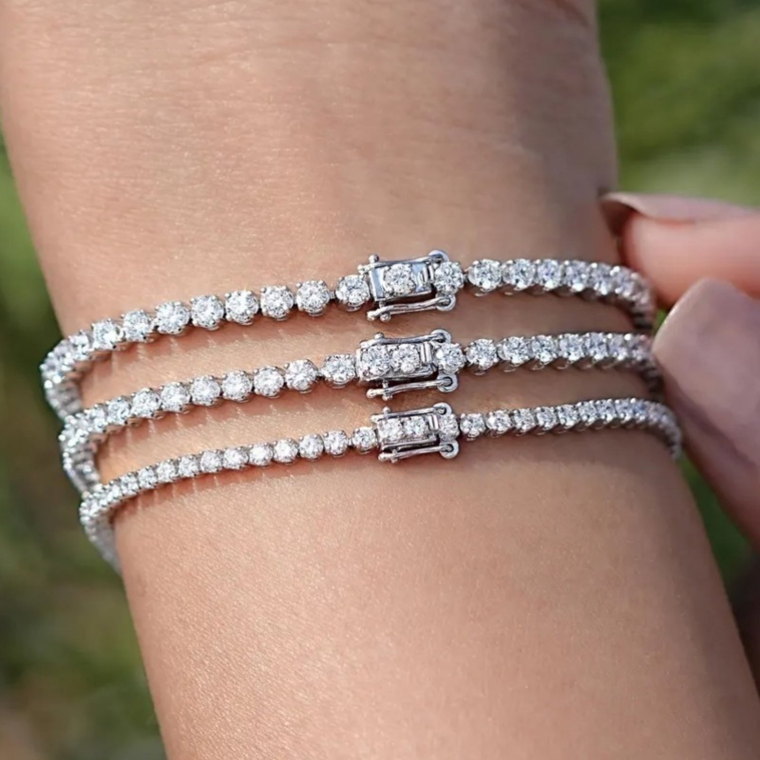 Bracelet de tennis serti de diamants illusion cultivés en laboratoire et monté sur argent sterling 925