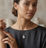 Pendentif collier en diamant rond de forme triangulaire, de pureté D-VVS, cultivé en laboratoire.