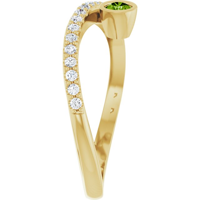 Round Peridot Accented Ring with Diamond Accents in Yellow Gold