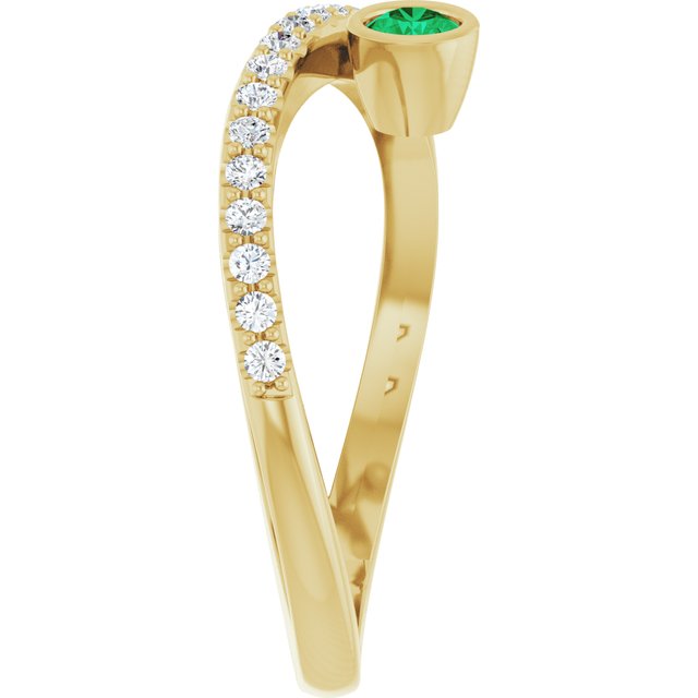 Round Emerald Accented Ring with Diamond Accents in Yellow Gold