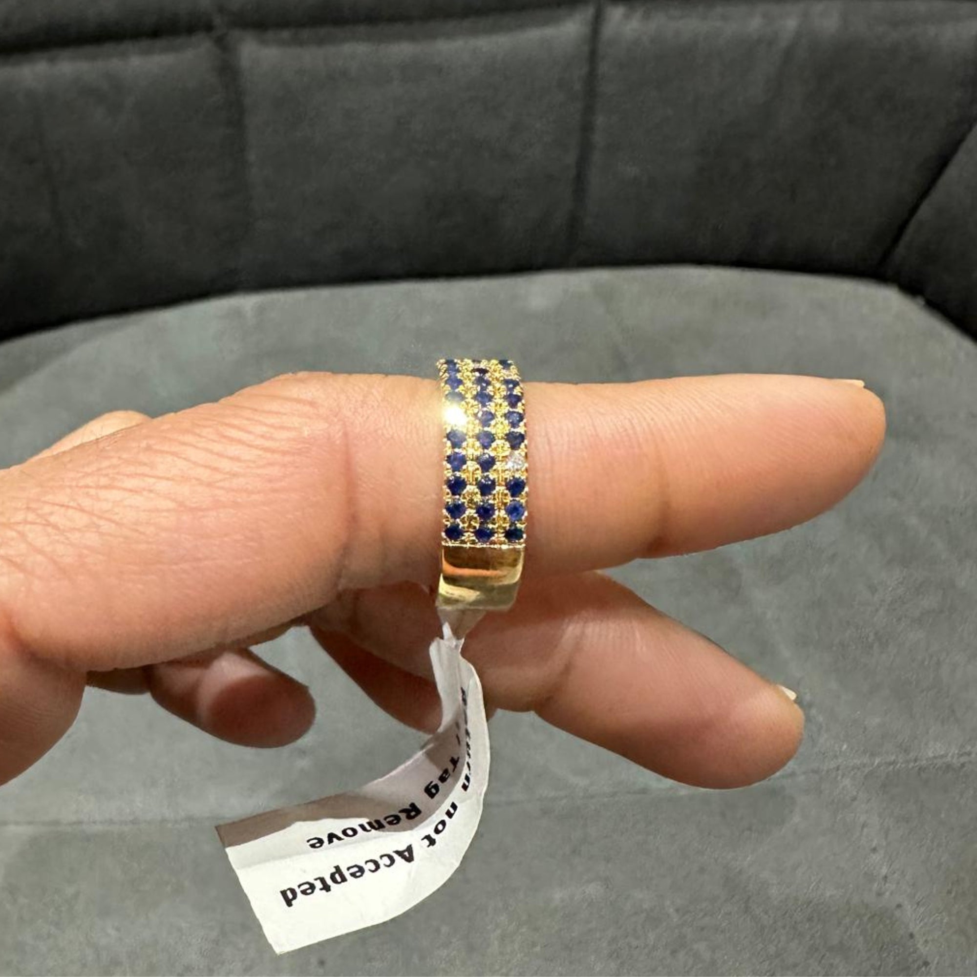 Bague demi-alliance en or jaune 14 carats, sertie d'un saphir bleu taille ronde et de diamants de laboratoire.